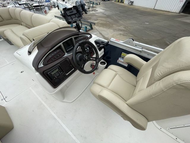 2019 SouthWind V23LC - 14
