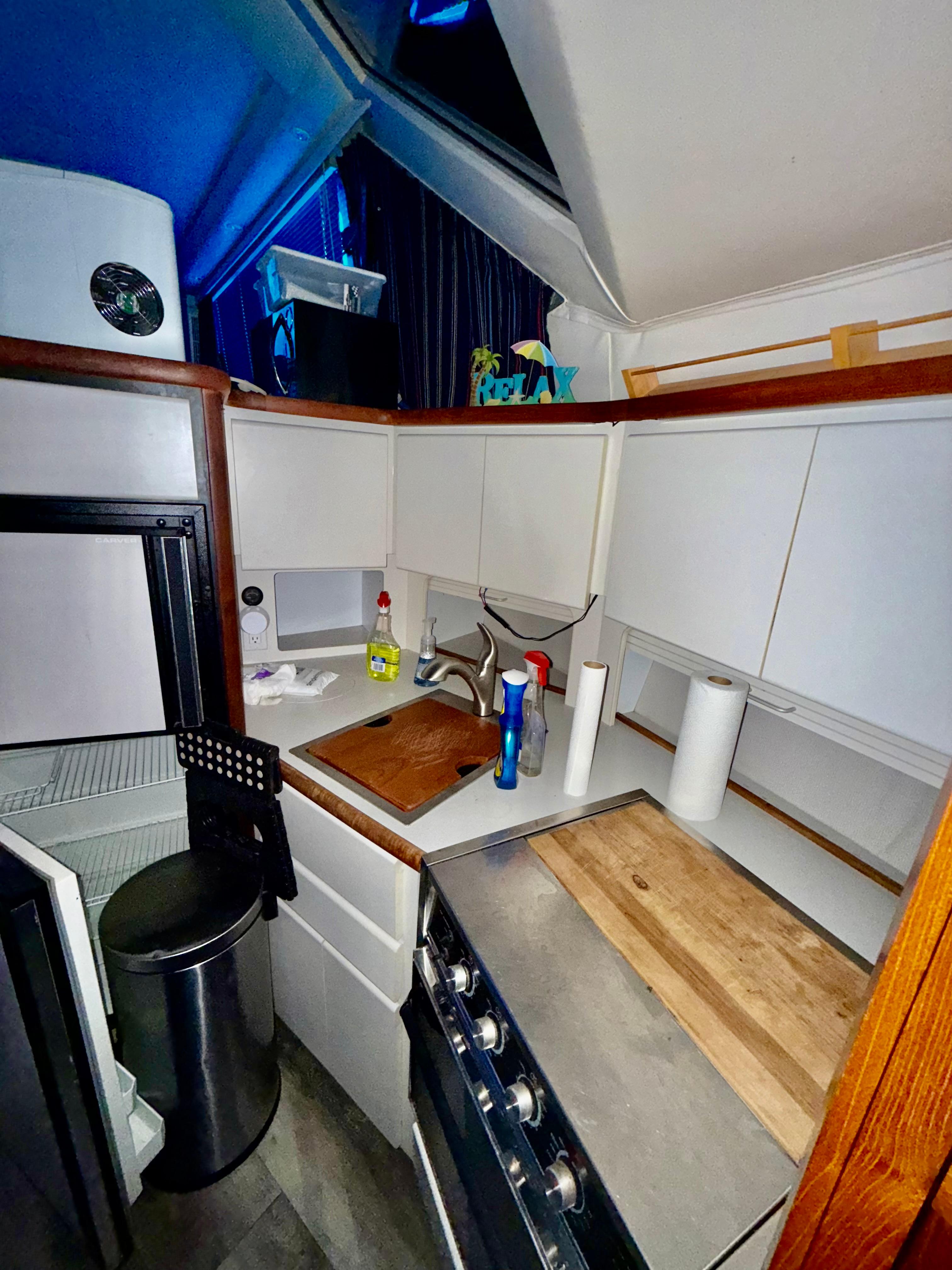 1994 Carver 390 Cockpit Motor Yacht - 8