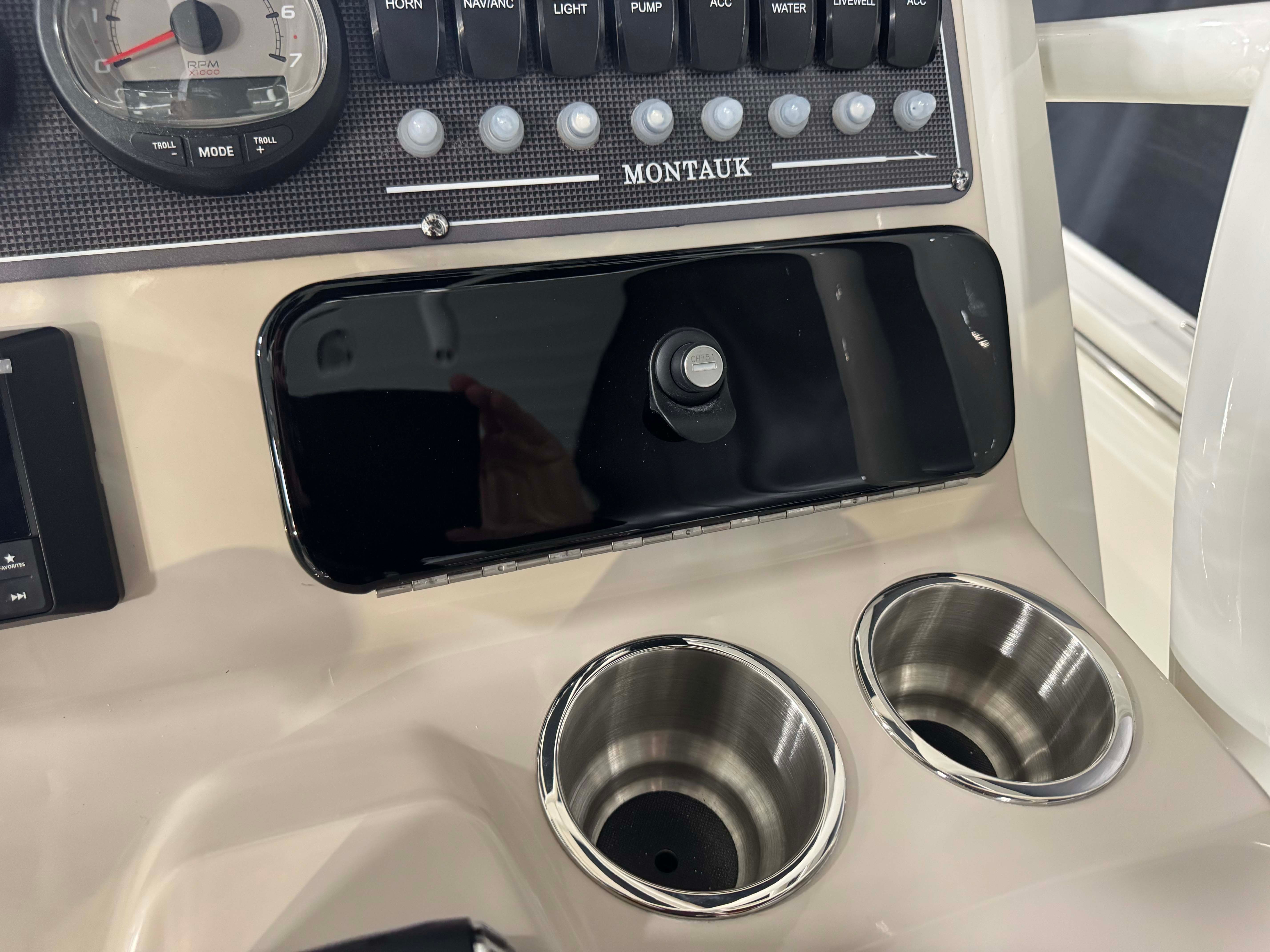 2026 Boston Whaler 210 Montauk - 36