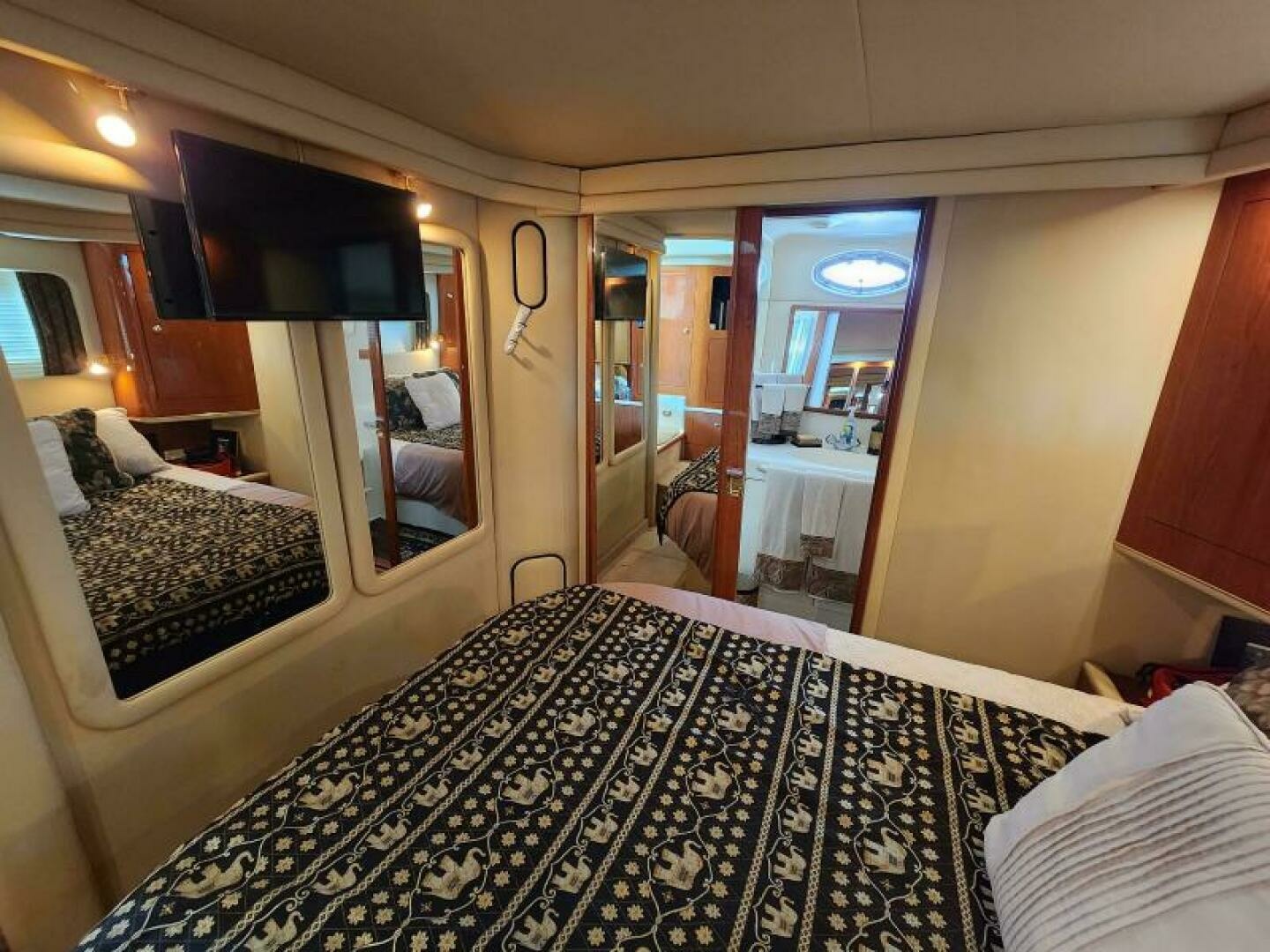 1999 Sea Ray 420 Aft Cabin - Image 10