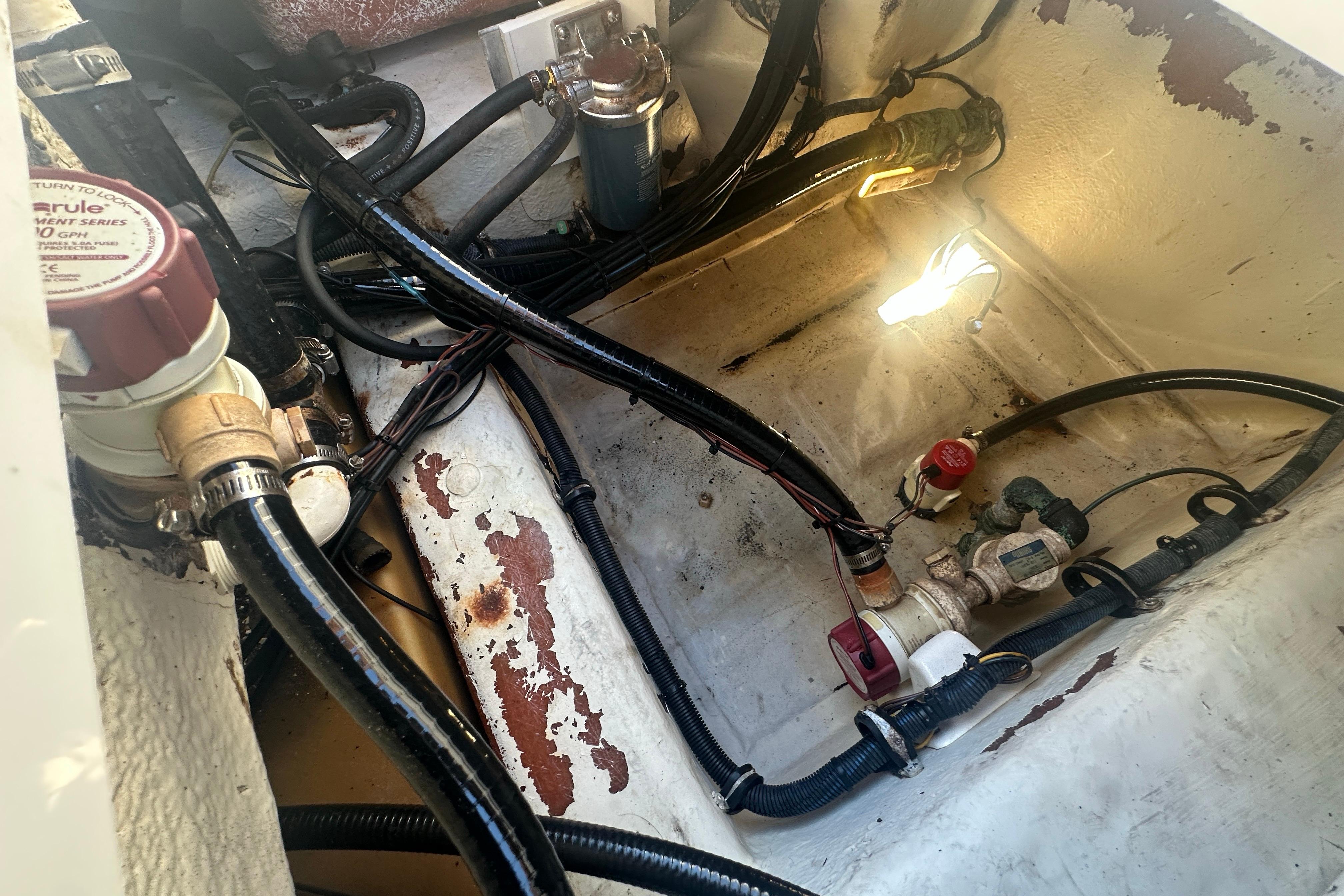 2003 Hydra-Sports 19 Bay Bolt boat interior showing wiring and components.