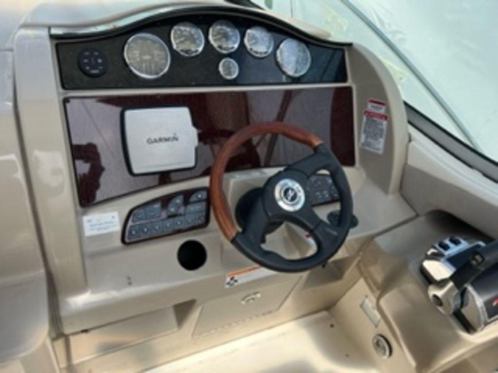 2007 Sea Ray 290 Sundancer helm with Garmin navigation system.