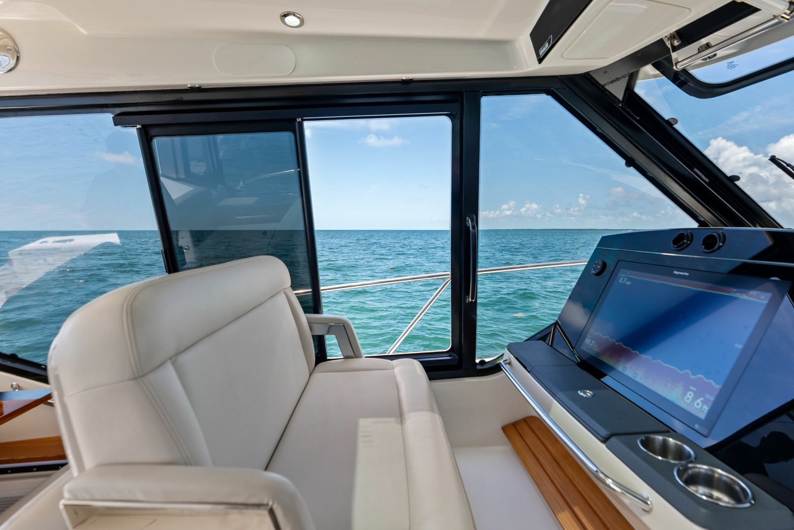 2023 Boston Whaler 405 Conquest - Image 23