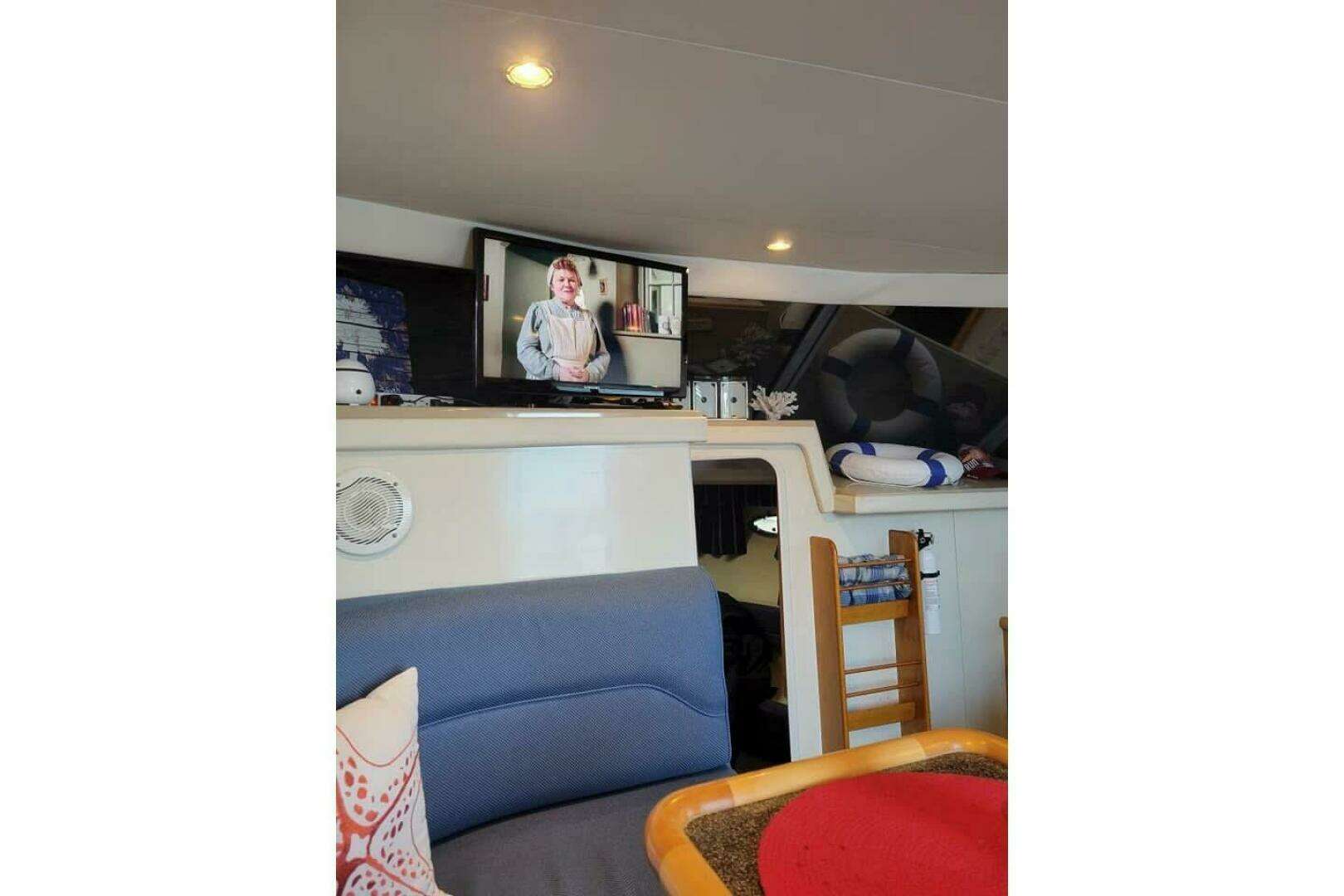 1996 Carver 320 Voyager - Image 43