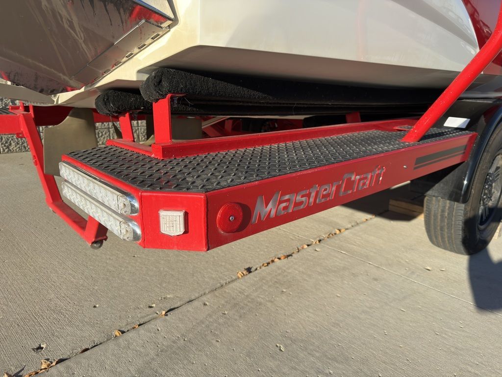 2019 MasterCraft XT22 - 74