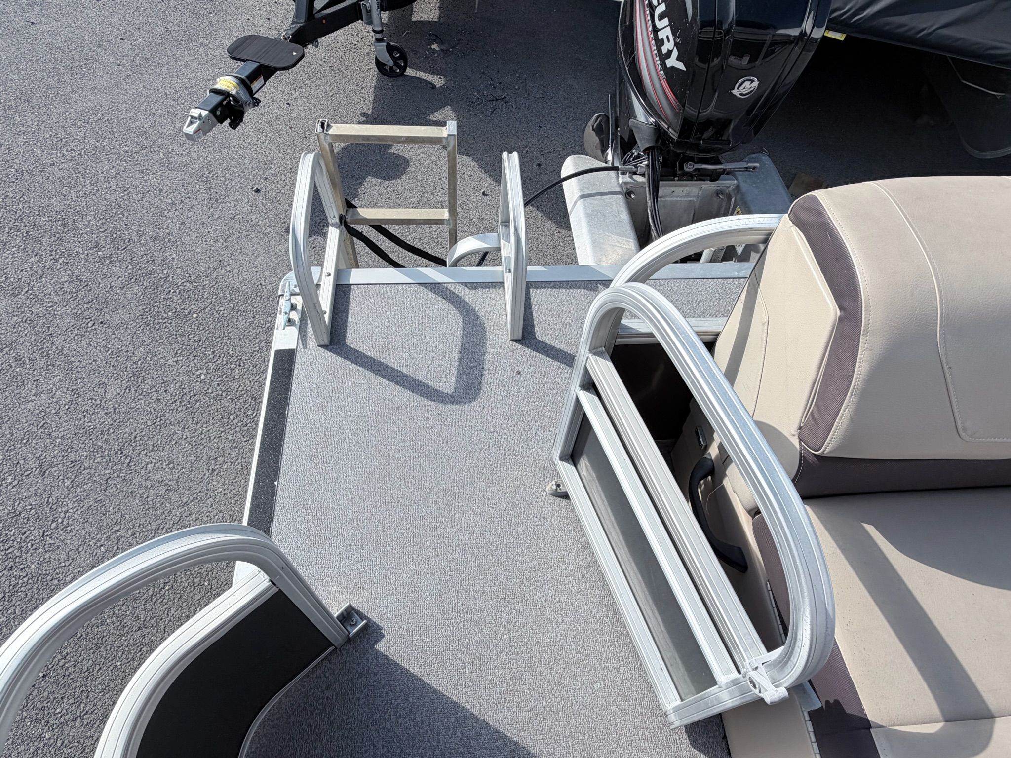 2018 Sun Tracker Party Barge 20 DLX - 10