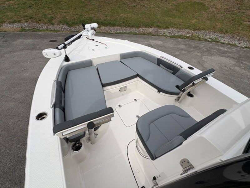 2025 Robalo 226 Cayman - 39