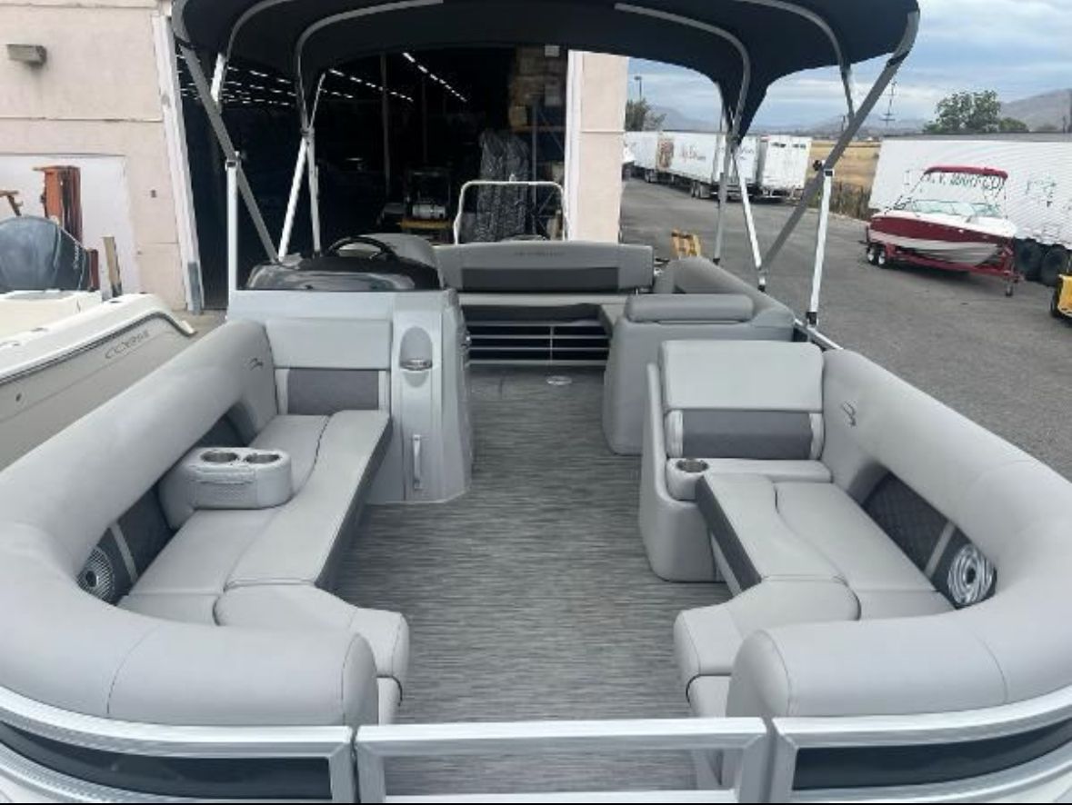 The image shows the interior of a Bennington L 23 Swingback pontoon boat with gray seating.