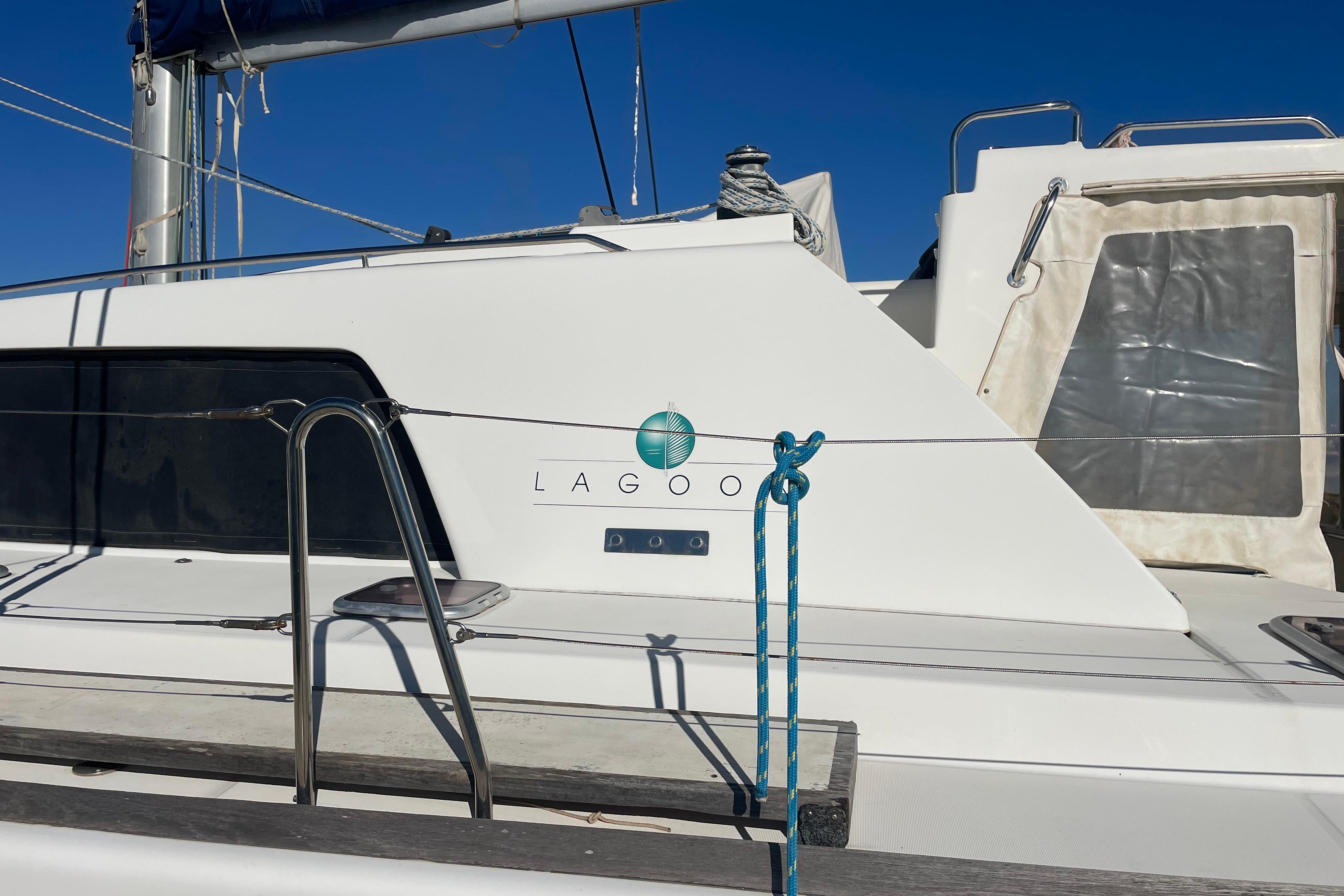 2007 Lagoon 440 catamaran side view with logo and blue rope.
