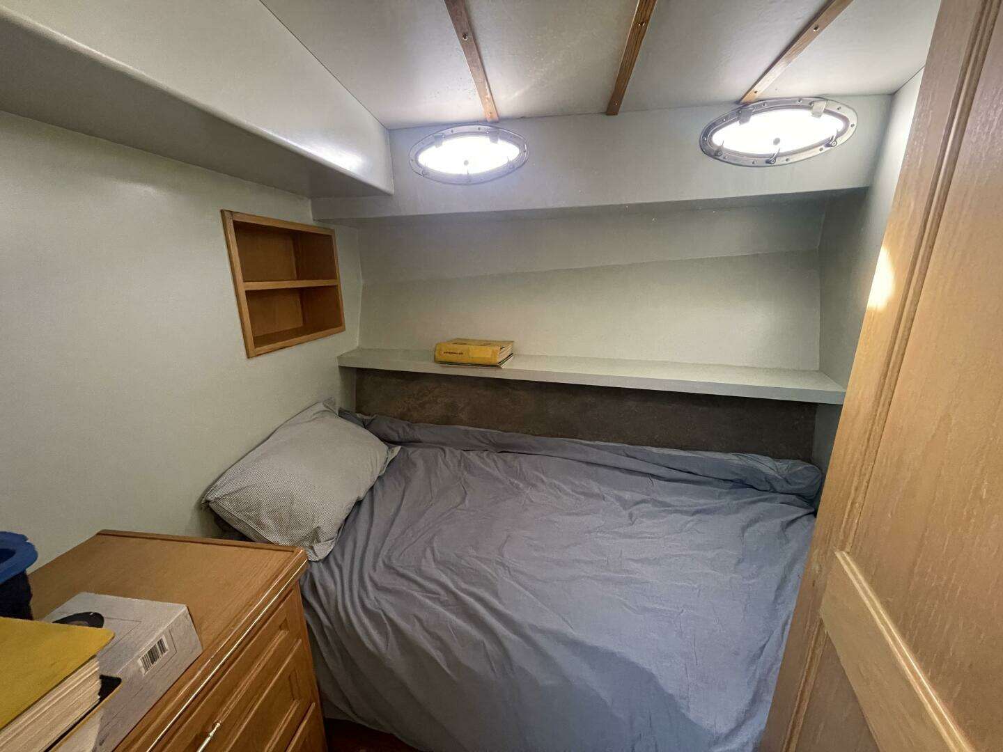 1988 Tollycraft EY440 - Image 27