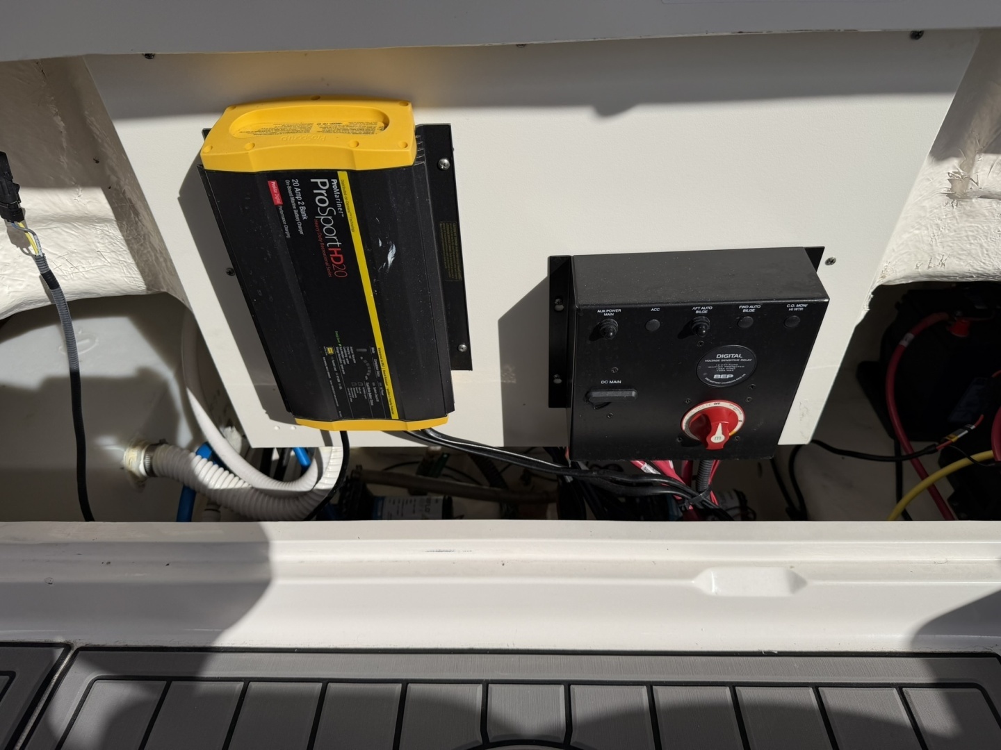 2023 Robalo R227 - Image 20