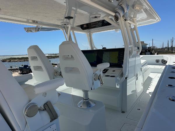 Luxury Freeman 42LR boat interior with modern helm and seating, 2022 model.
