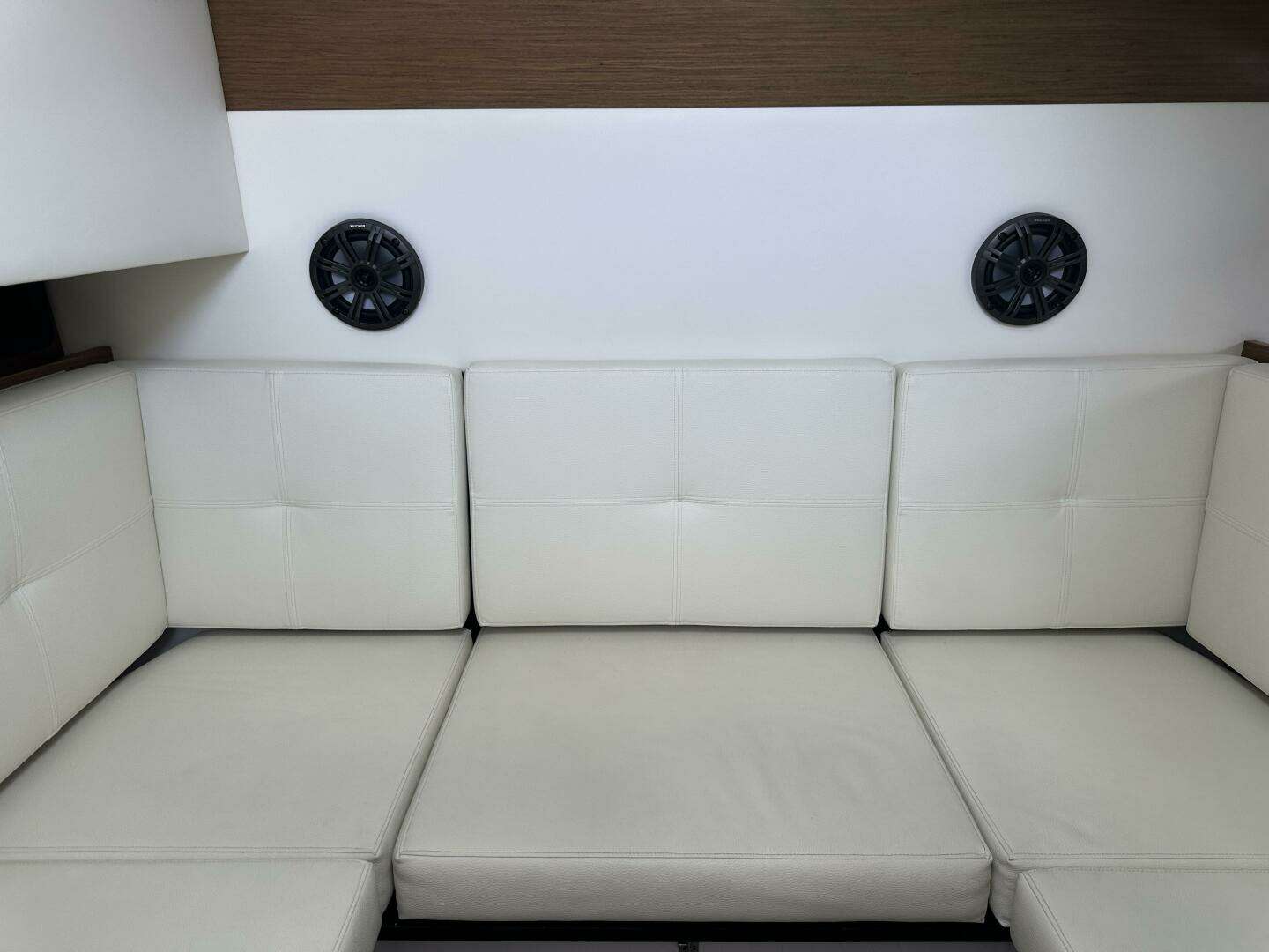 2019 Cruisers Yachts 338 Outboard - Image 26