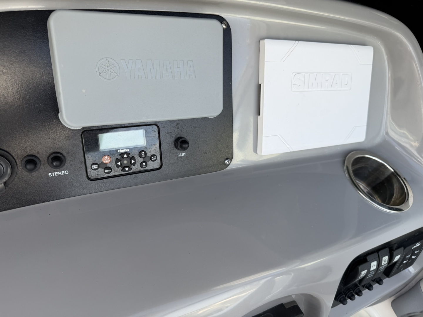 2023 Robalo R227 - Image 13