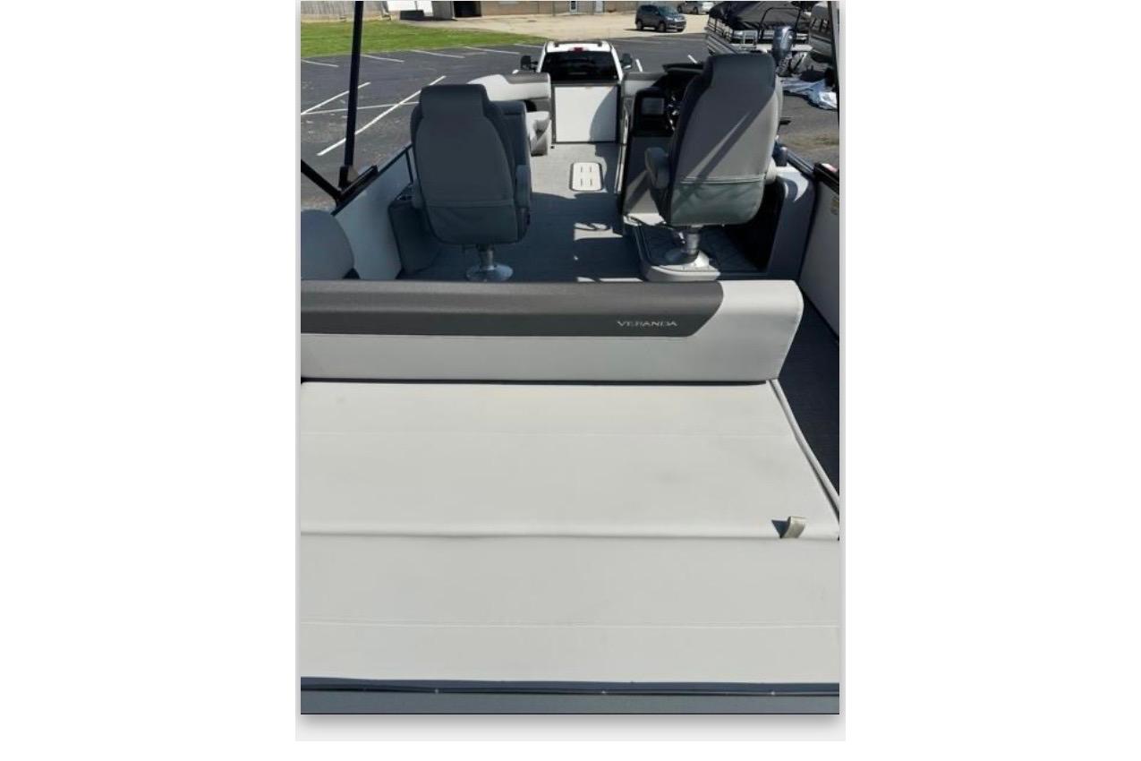 2025 Veranda Relax VR25VLC boat interior with seating and helm, showcasing modern design.