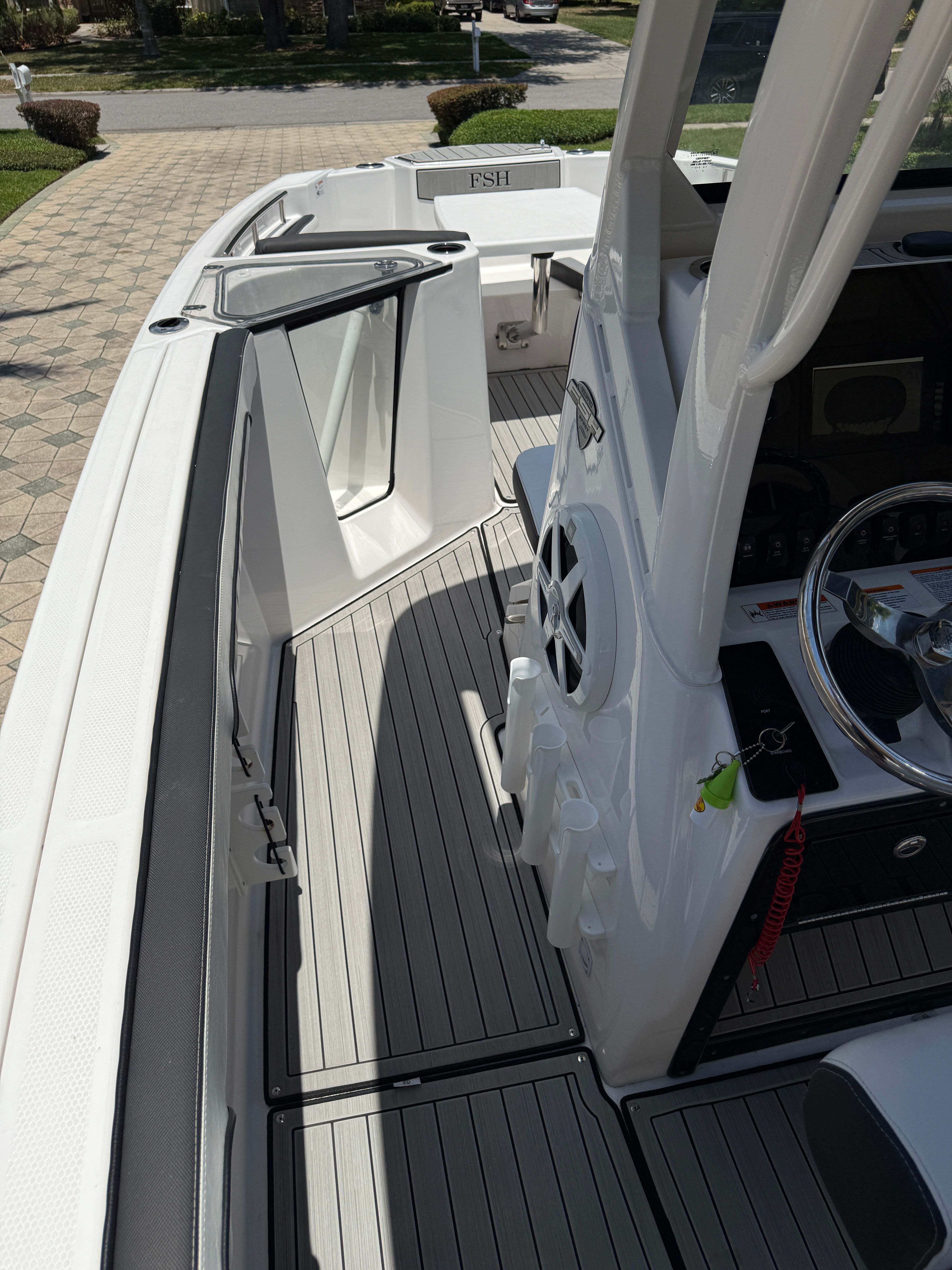 Yamaha 252 FSH Sport 2024 with spacious deck and modern helm console.