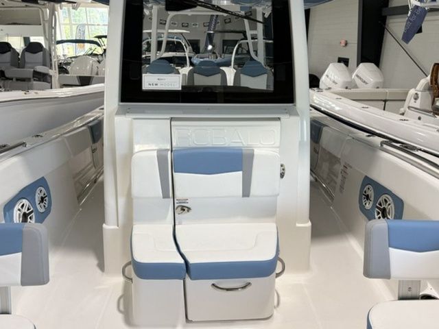 2026 Robalo R300 Center Console - 10