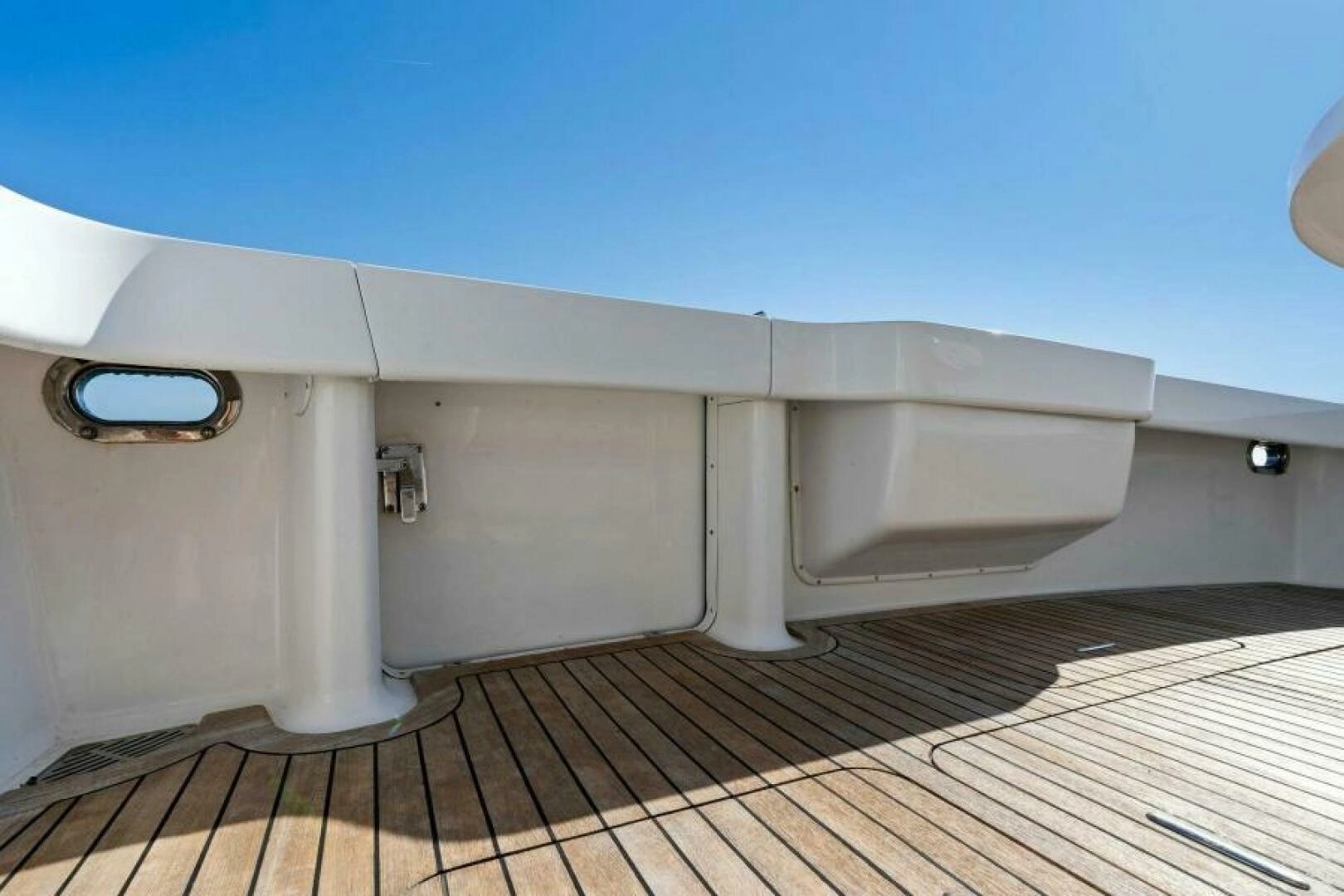 2003 Viking 48 Convertible - Image 9