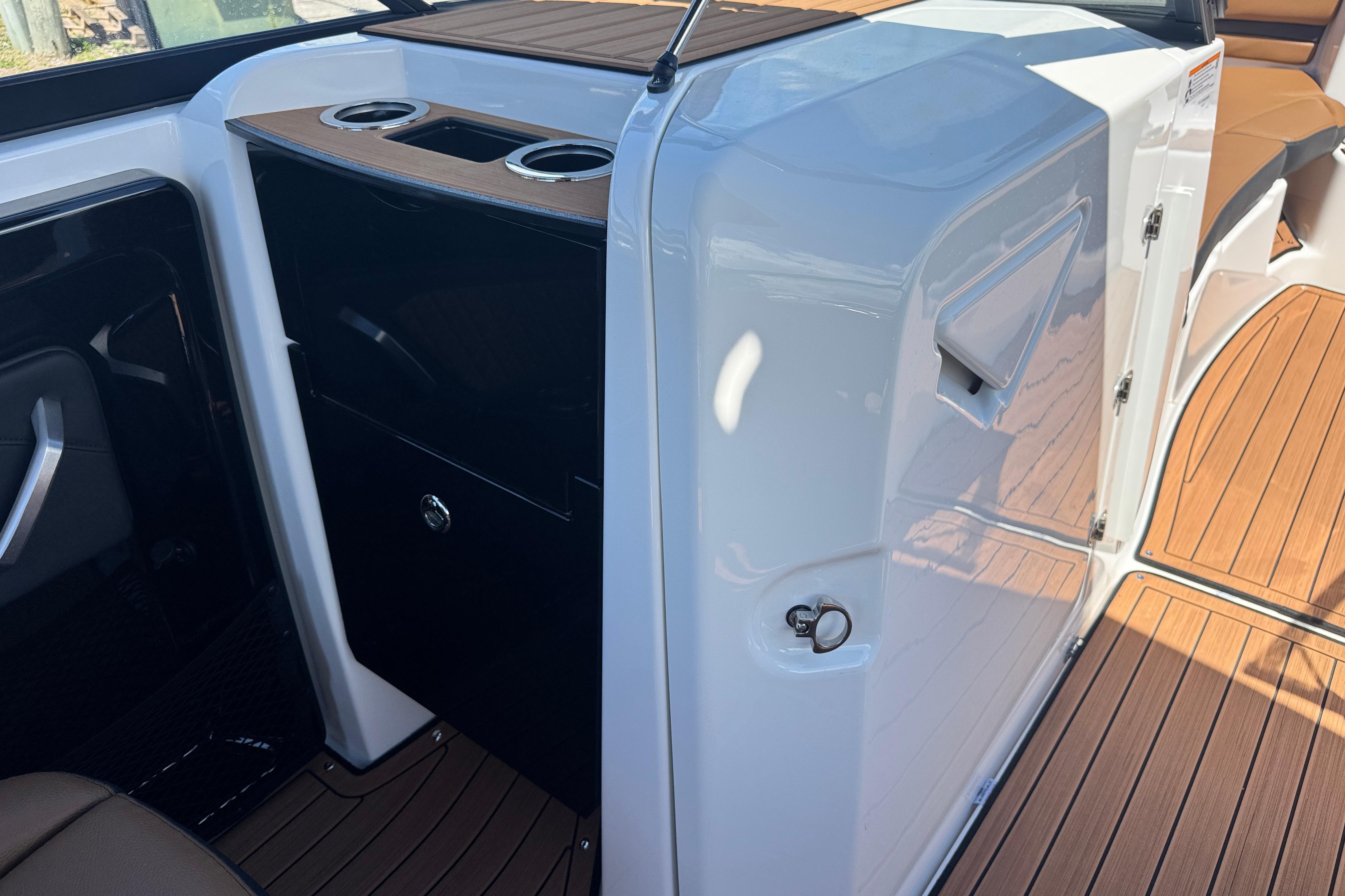 2026 Yamaha Boats 252SD interior with sleek design and wood accents.
