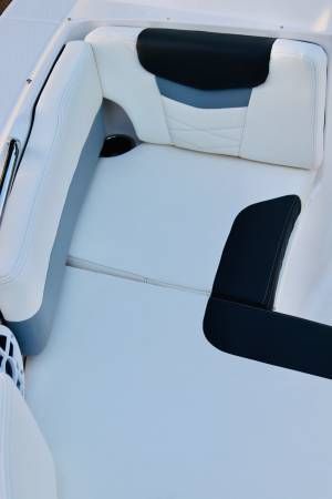 2022 Robalo R207 Dual Console - 22
