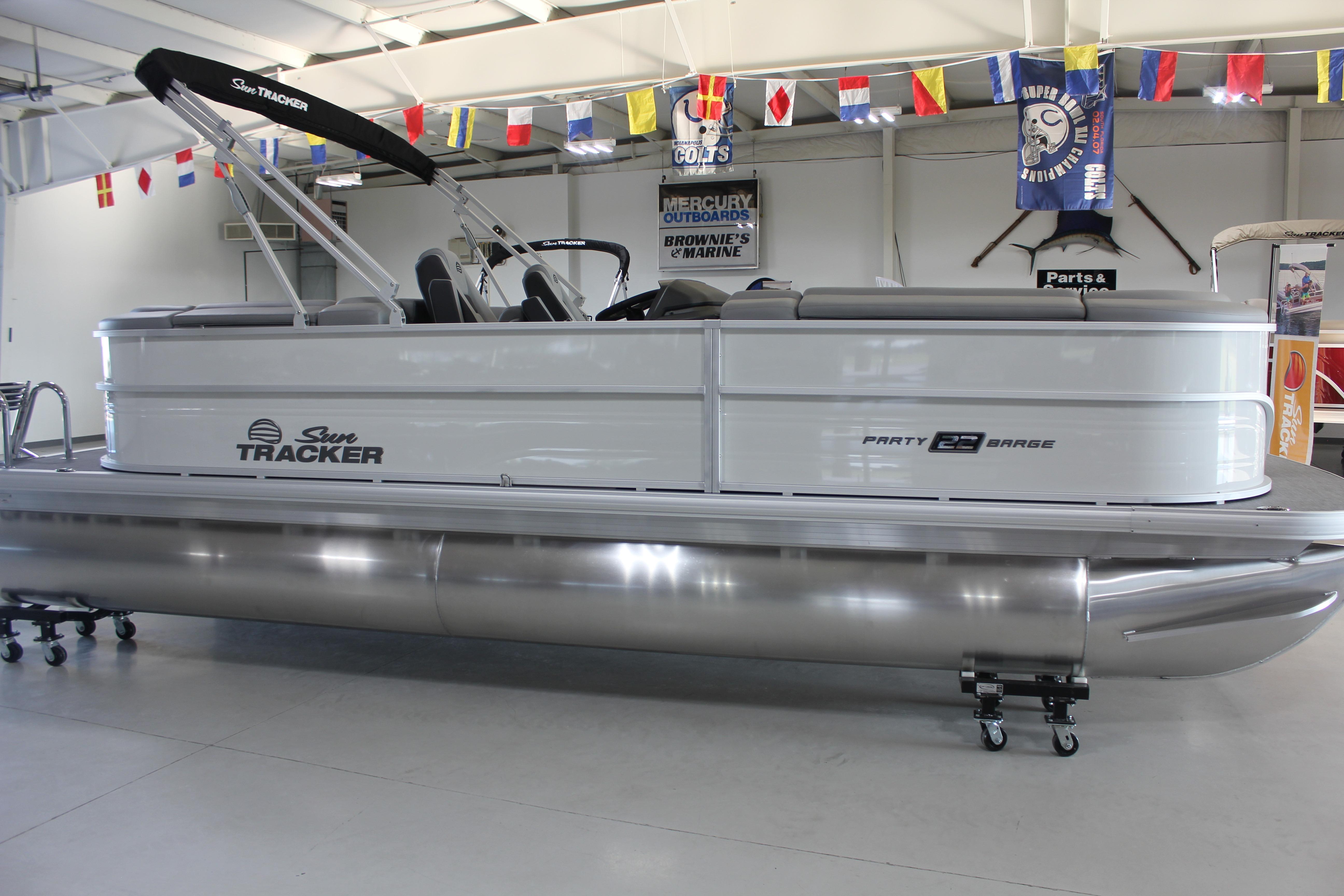 2026 Sun Tracker Party Barge 22 DLX