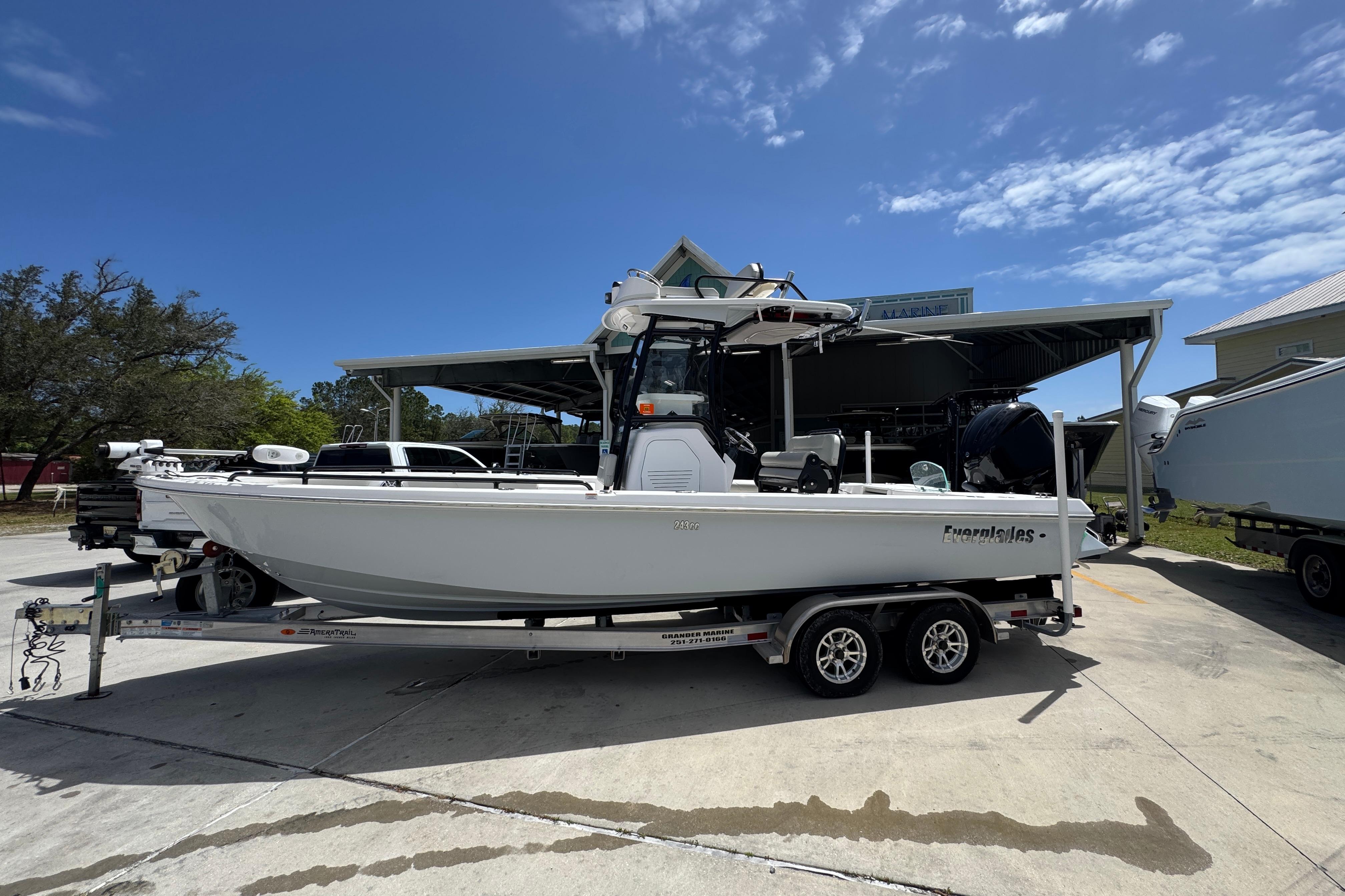 2022 Everglades 243 Center Console