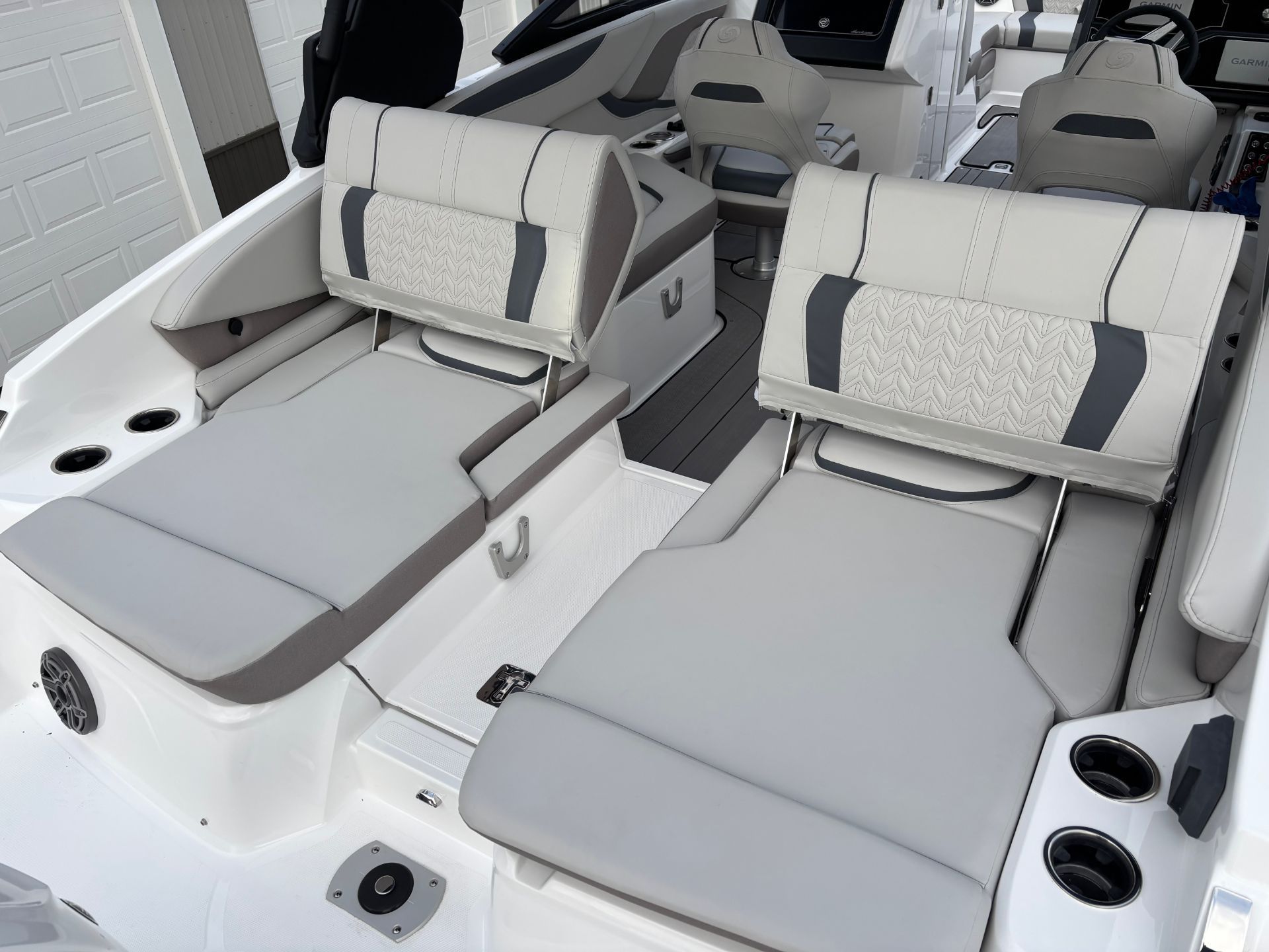 2025 Hurricane SunDeck 2600 OB - 15