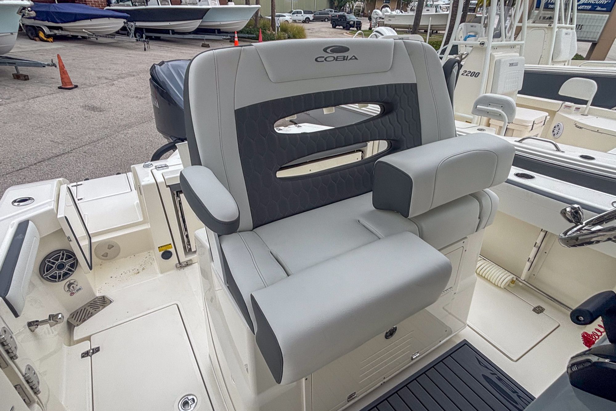 2026 Cobia 245 Center Console - 9