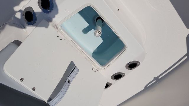 2025 Robalo R160 Center Console - 7