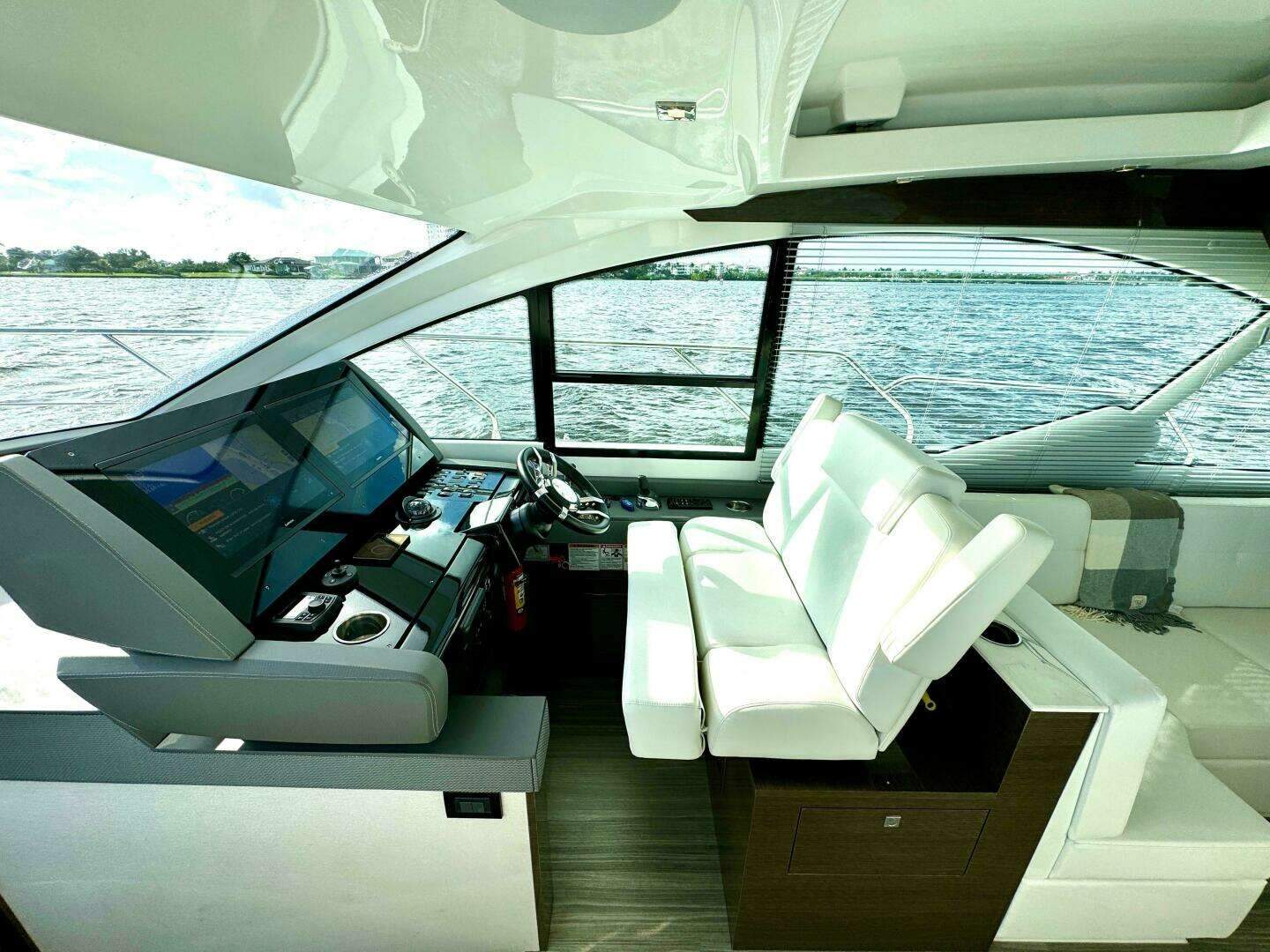 2020 Cruisers Yachts 50 Cantius - Image 15