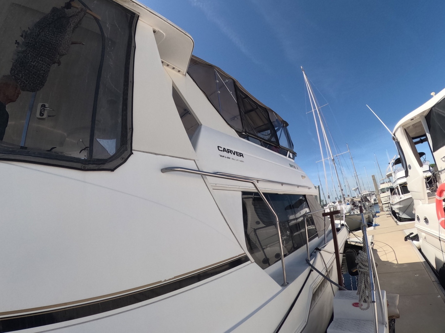 2000 Carver 406 Motor Yacht - Image 2