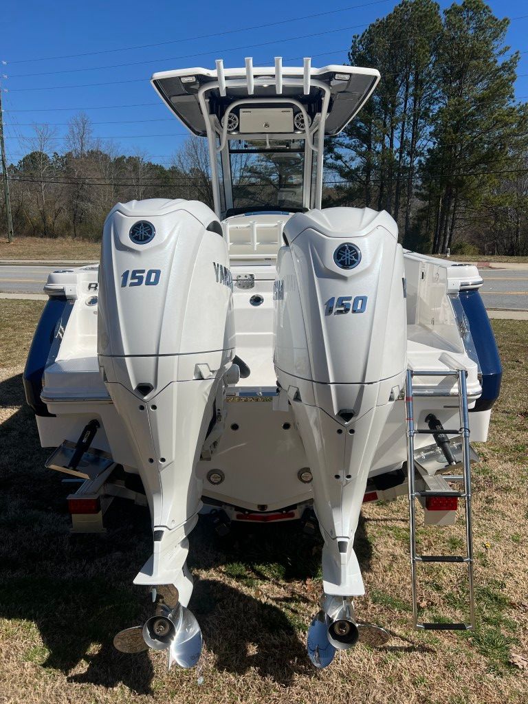 2025 Robalo 250 Center Console - 5