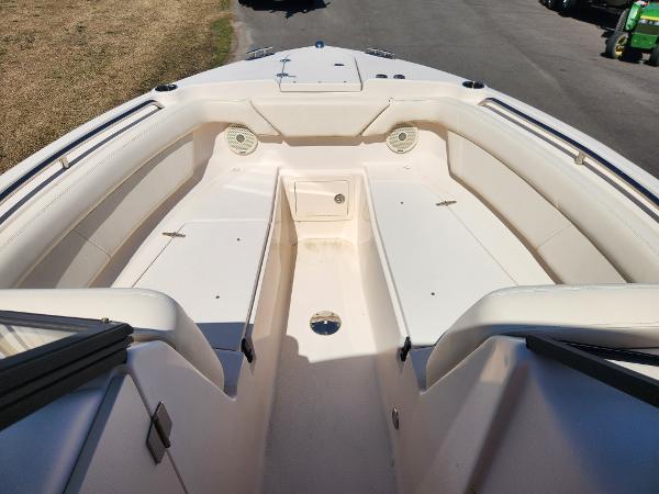 2015 Grady-White Freedom 275 boat interior, spacious seating, clean design, white upholstery.