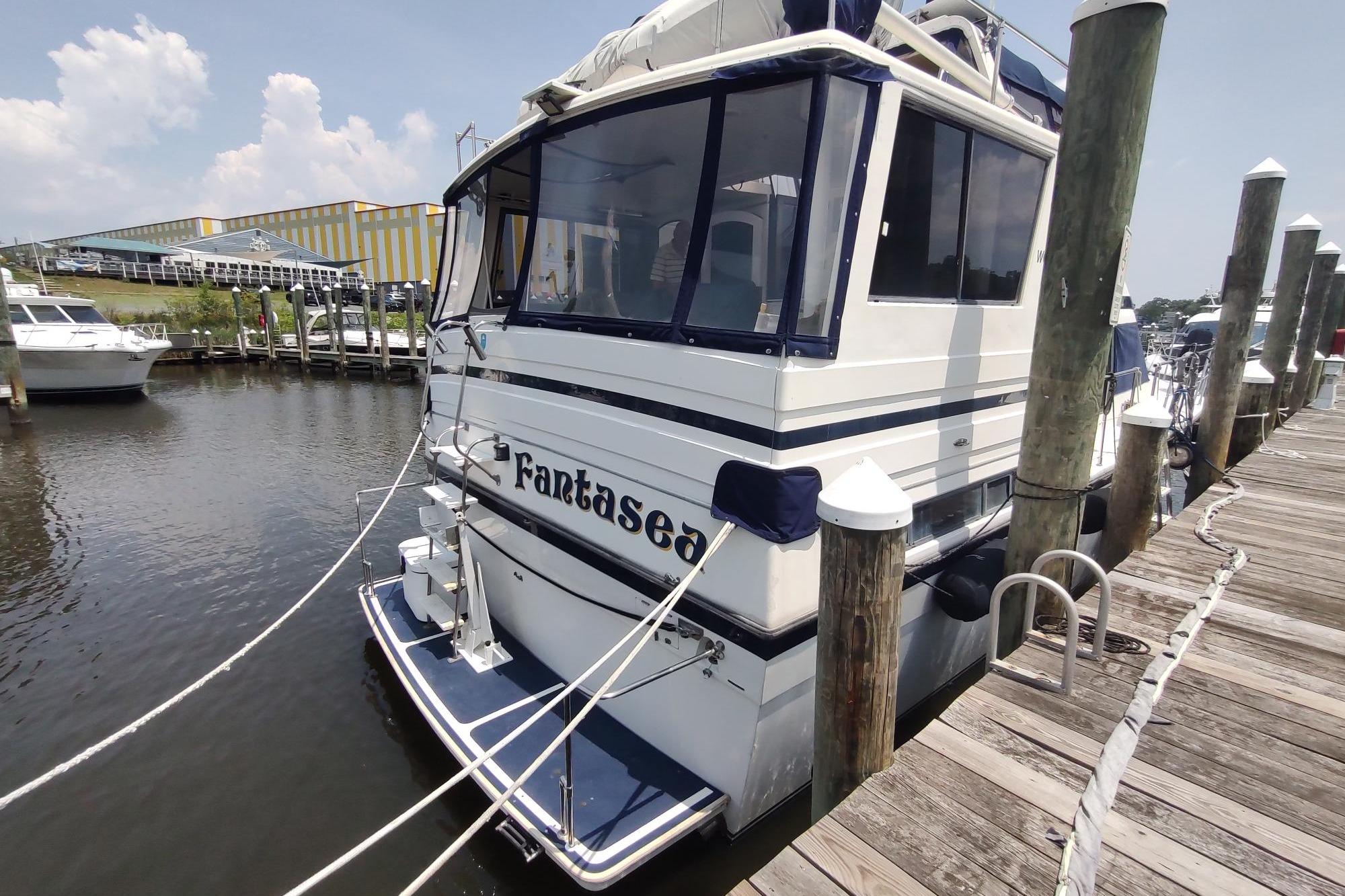 1989 Hyatt Double Cabin Motoryacht docked at marina, sunny day.
