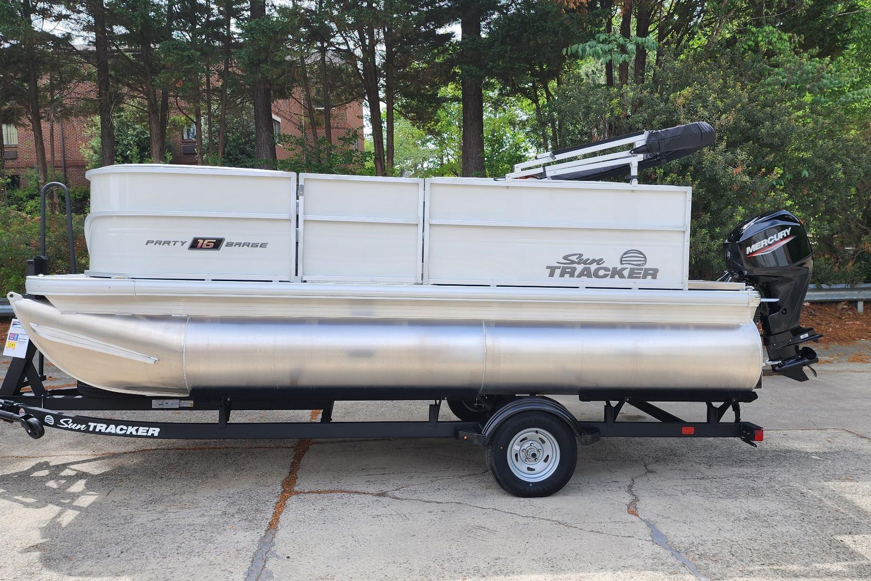 2026 Sun Tracker Party Barge 16 DLX