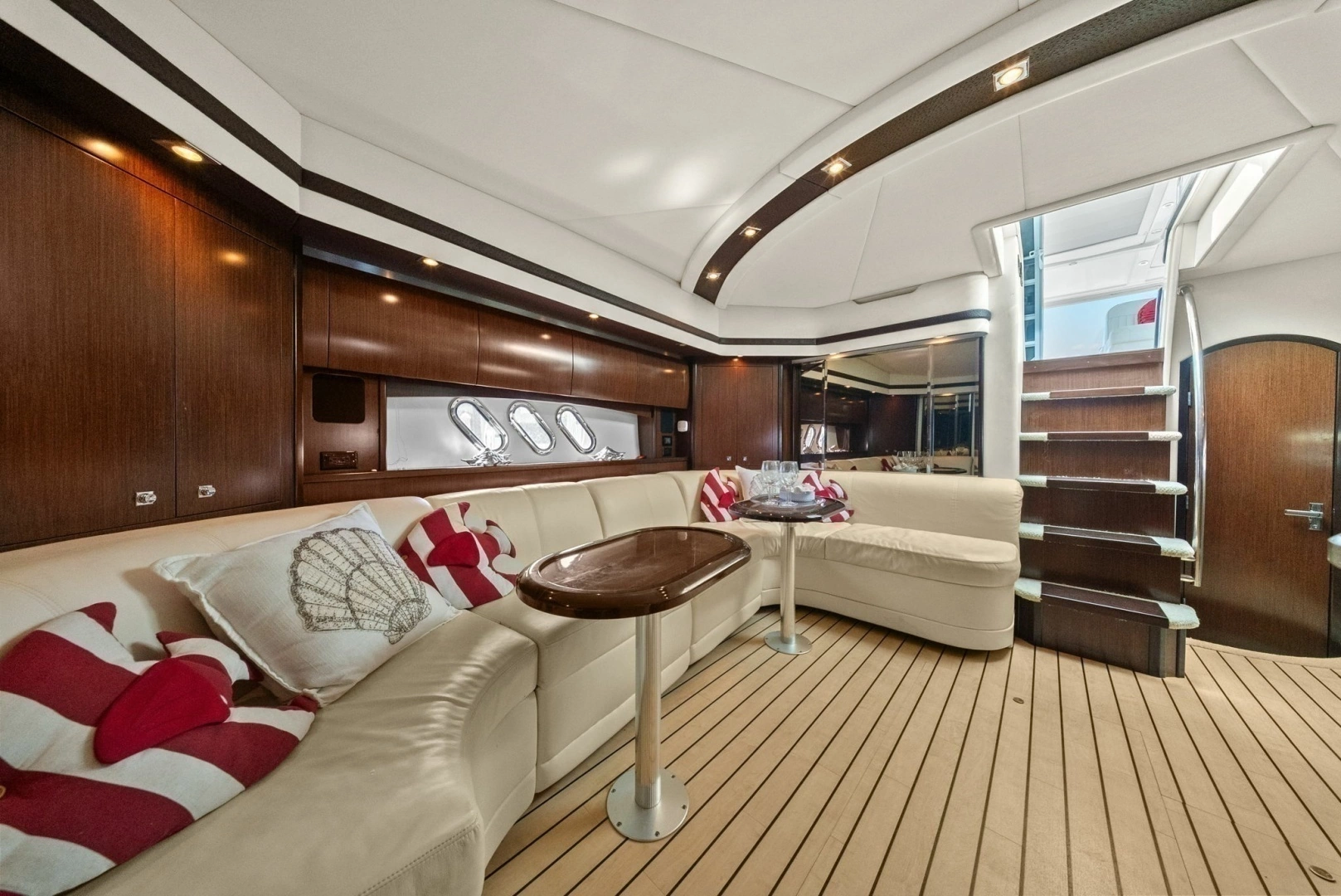 2012 Cruisers Yachts 540 Coupe - Image 4