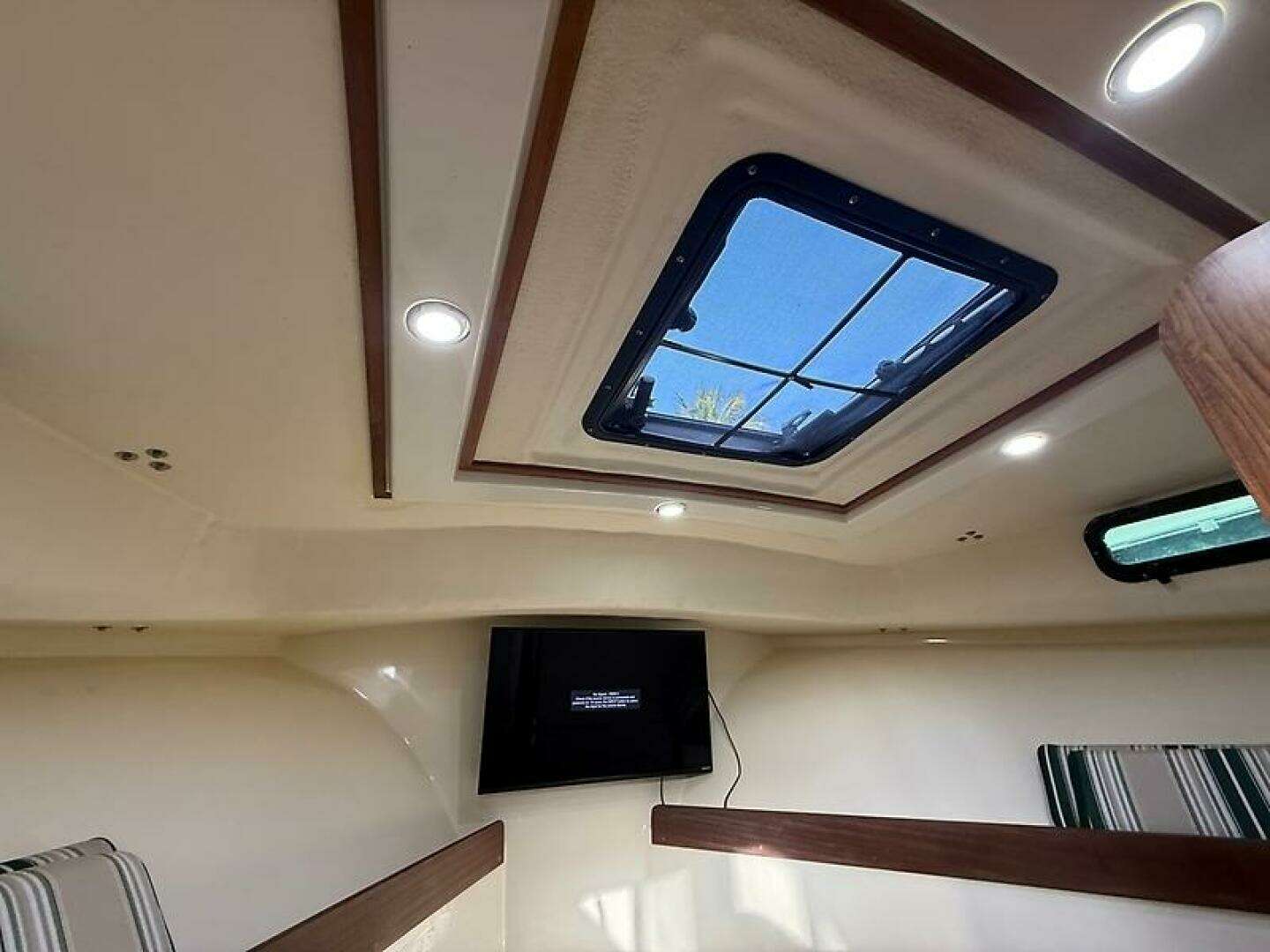 2018 Islander 27 Islander Hardback - Image 23
