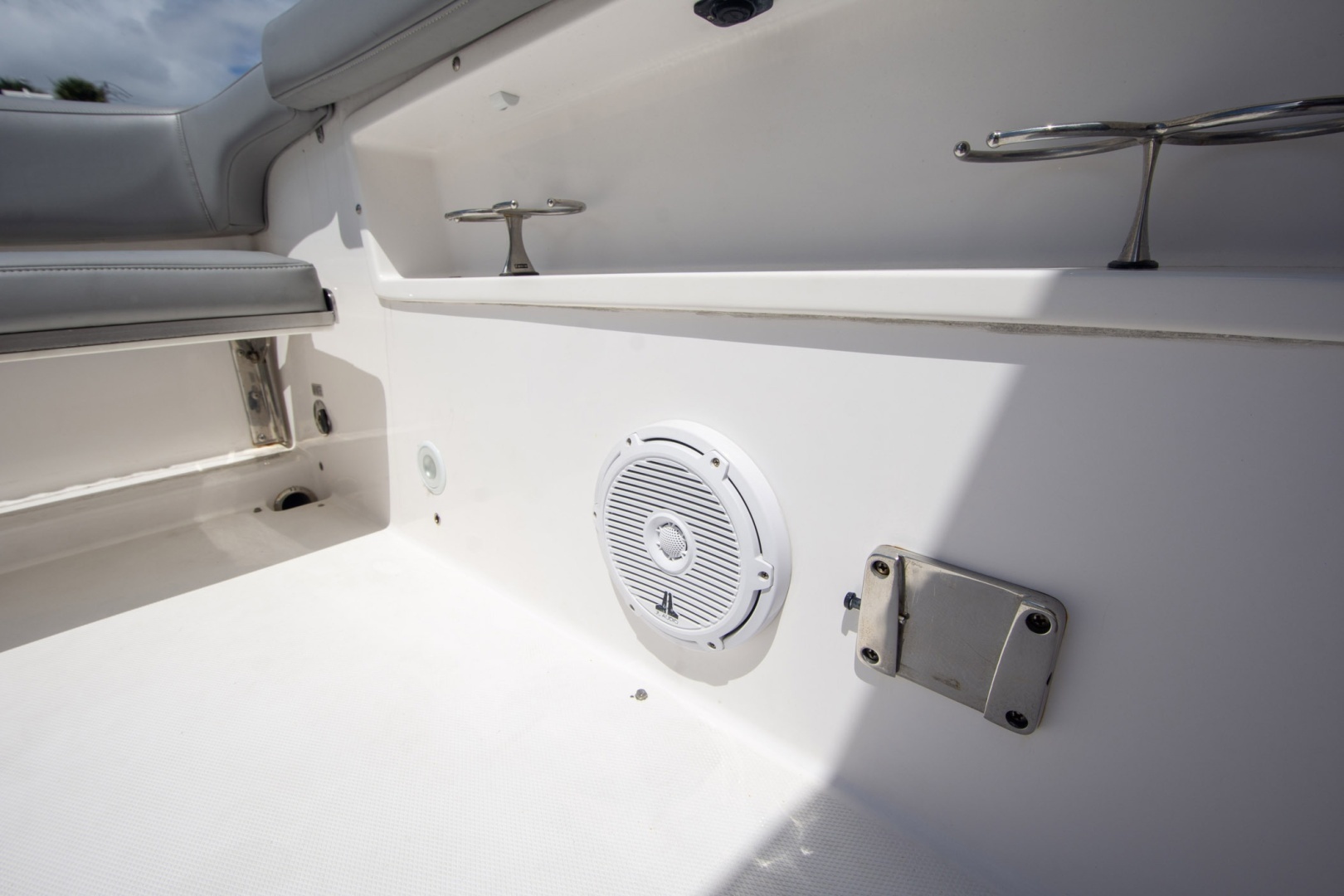 2019 Everglades 340 Dual Console - Image 43