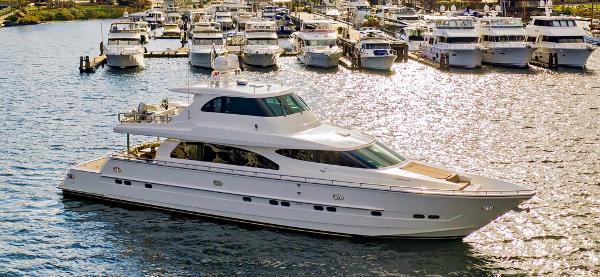 Horizon 82’ Cockpit Motoryacht 2006 in harbor, surrounded by other yachts.