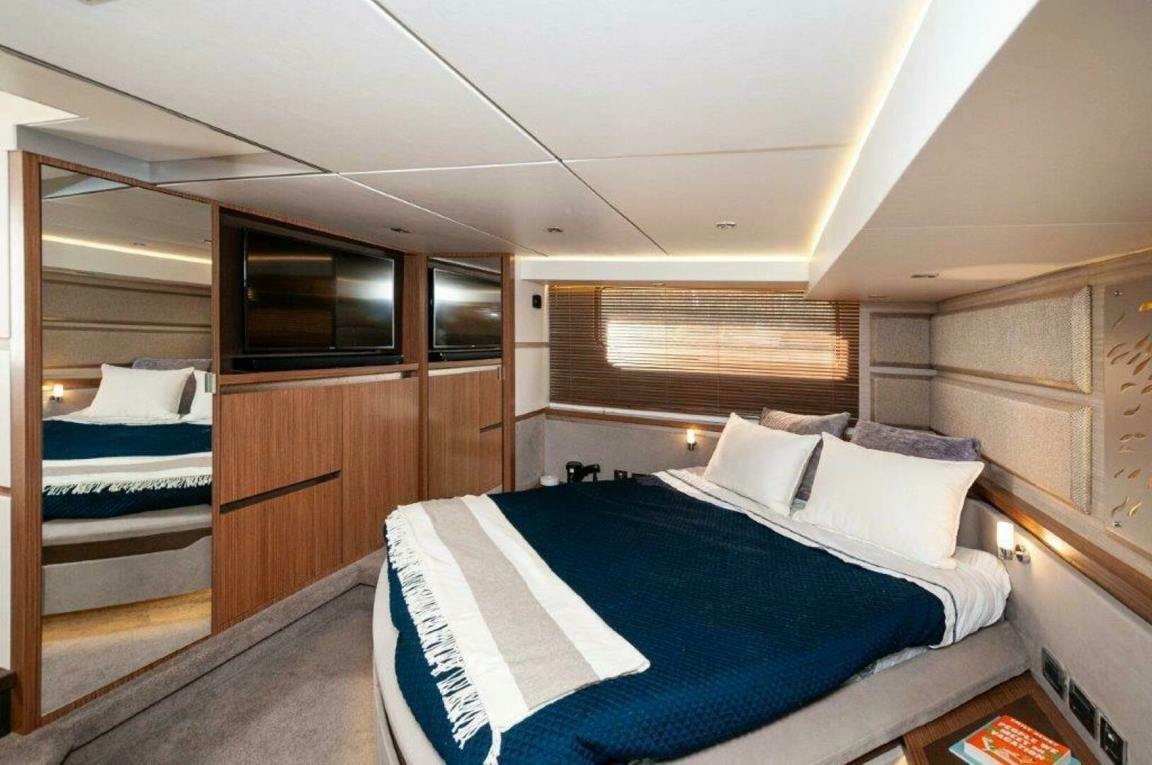 2018 Sea Ray L550 Flybridge - Image 18