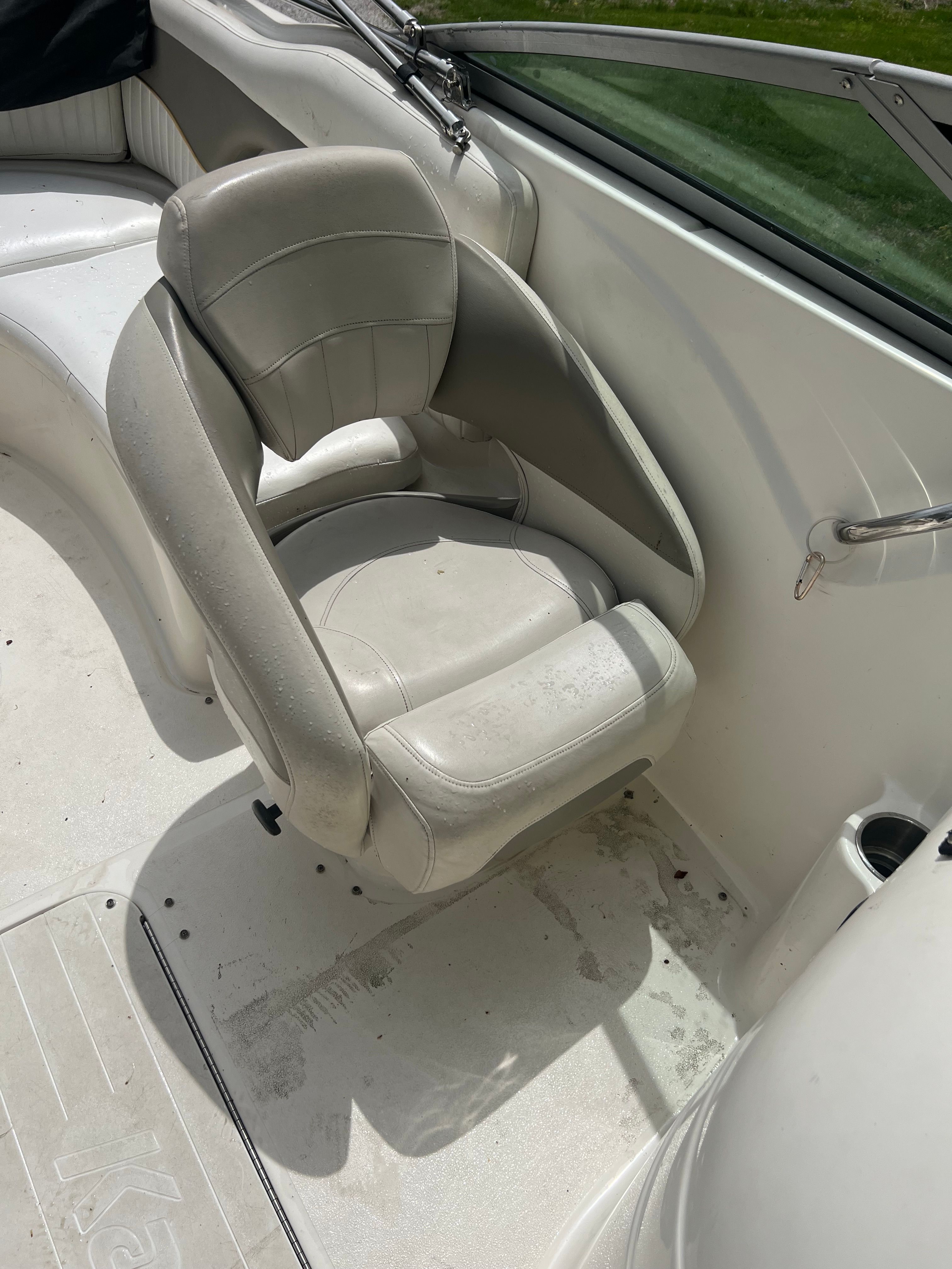 Harris-Kayot S245 boat seat, white leather, 2007 model.