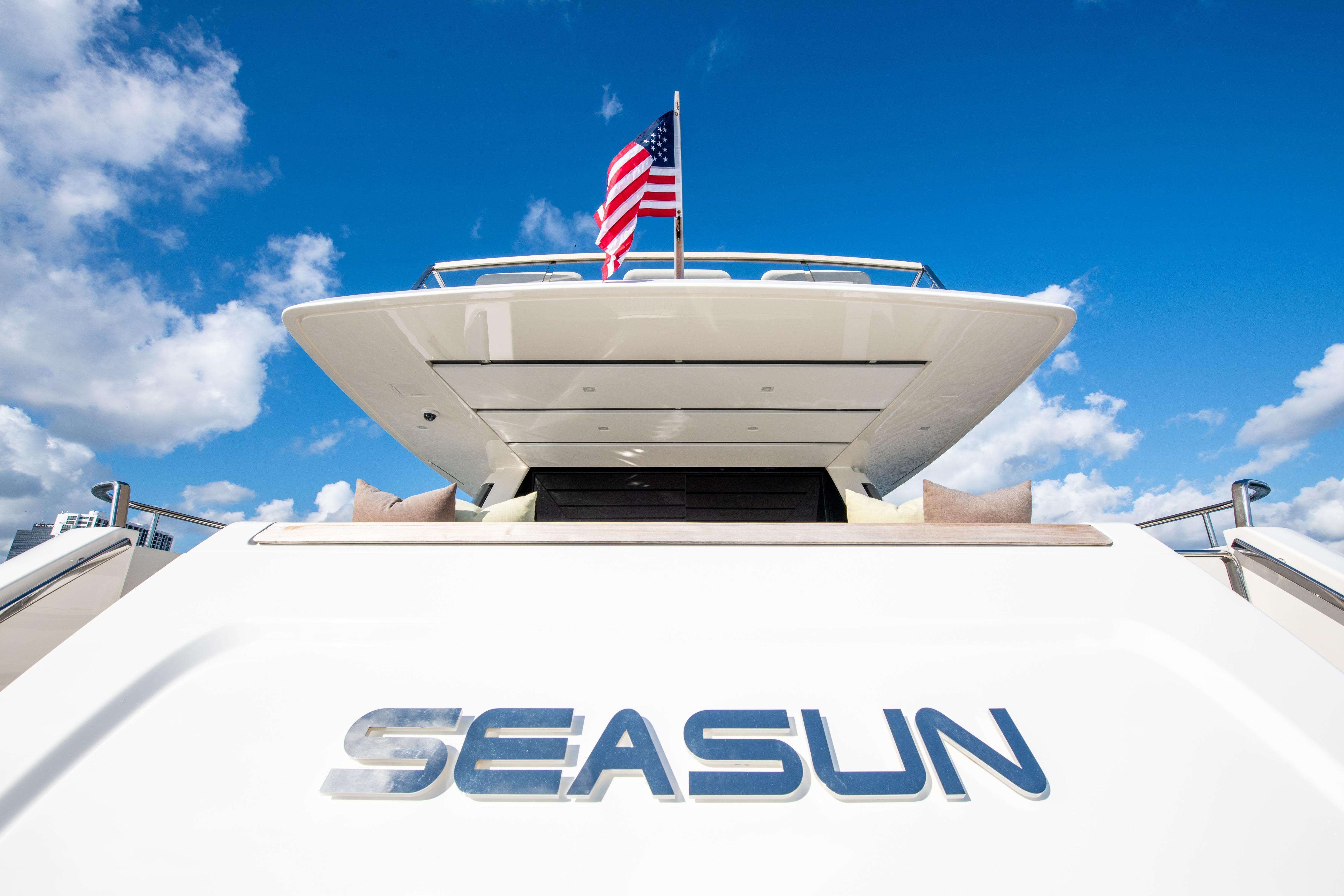 Sanlorenzo SL86 yacht "SEASUN" with American flag, 2016 model, under blue sky.