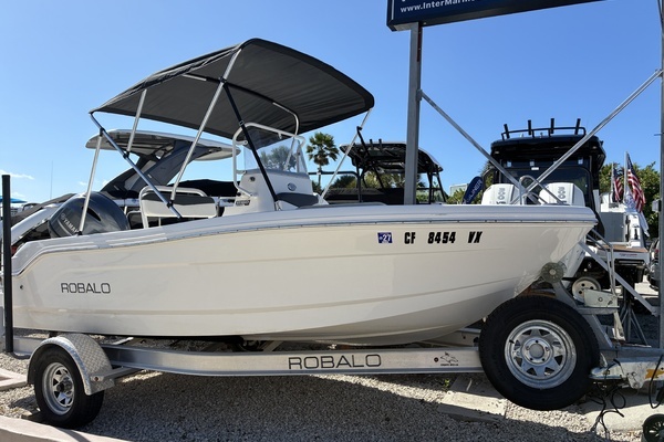 2025 Robalo R160 Center Console
