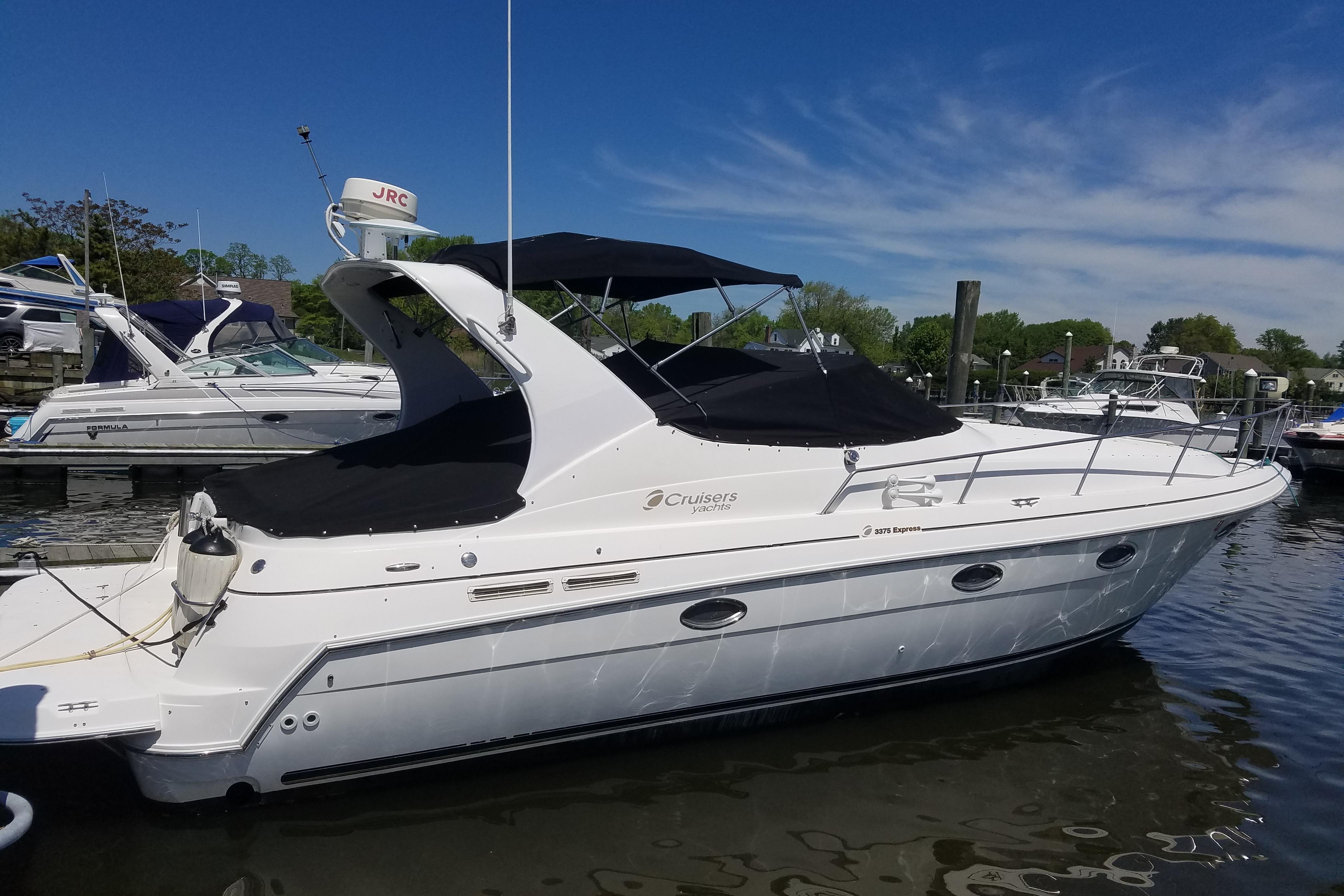 2000 Cruisers Yachts 3375 Express