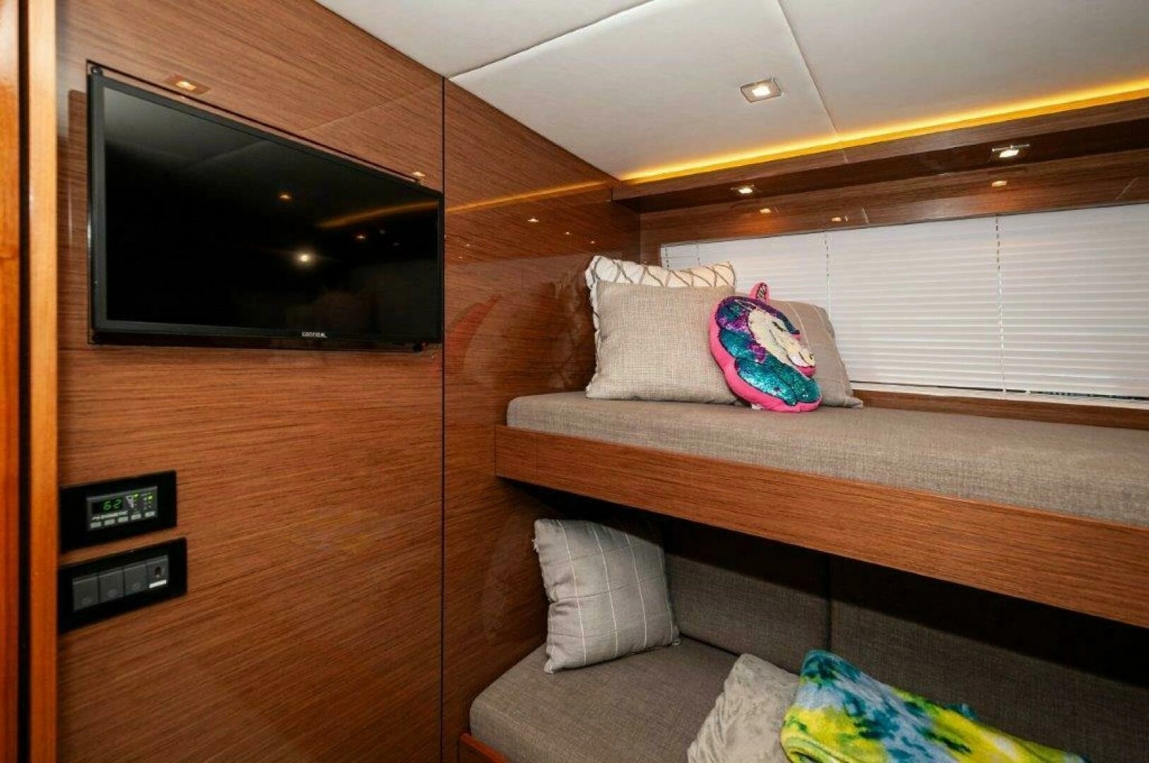 2020 Cruisers Yachts 60 Cantius - Image 35