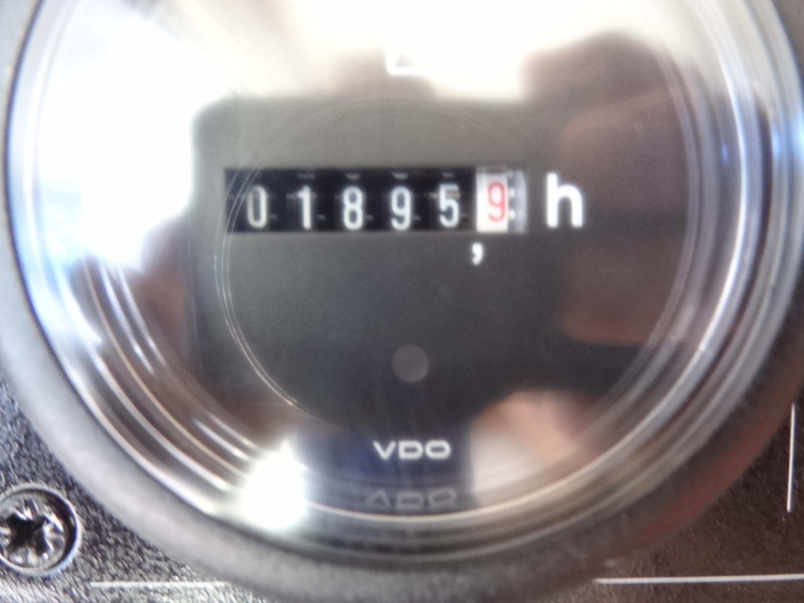 Hour meter of a 2014 Leopard 58 showing 1895.9 hours.