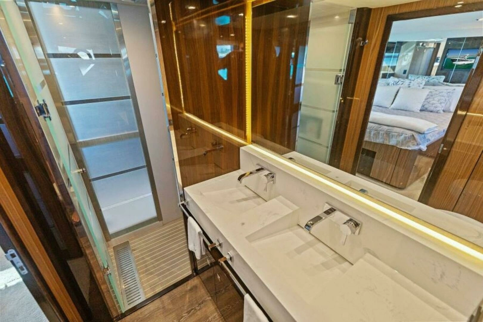 2023 Cruisers Yachts 60 Cantius Fly - Image 21