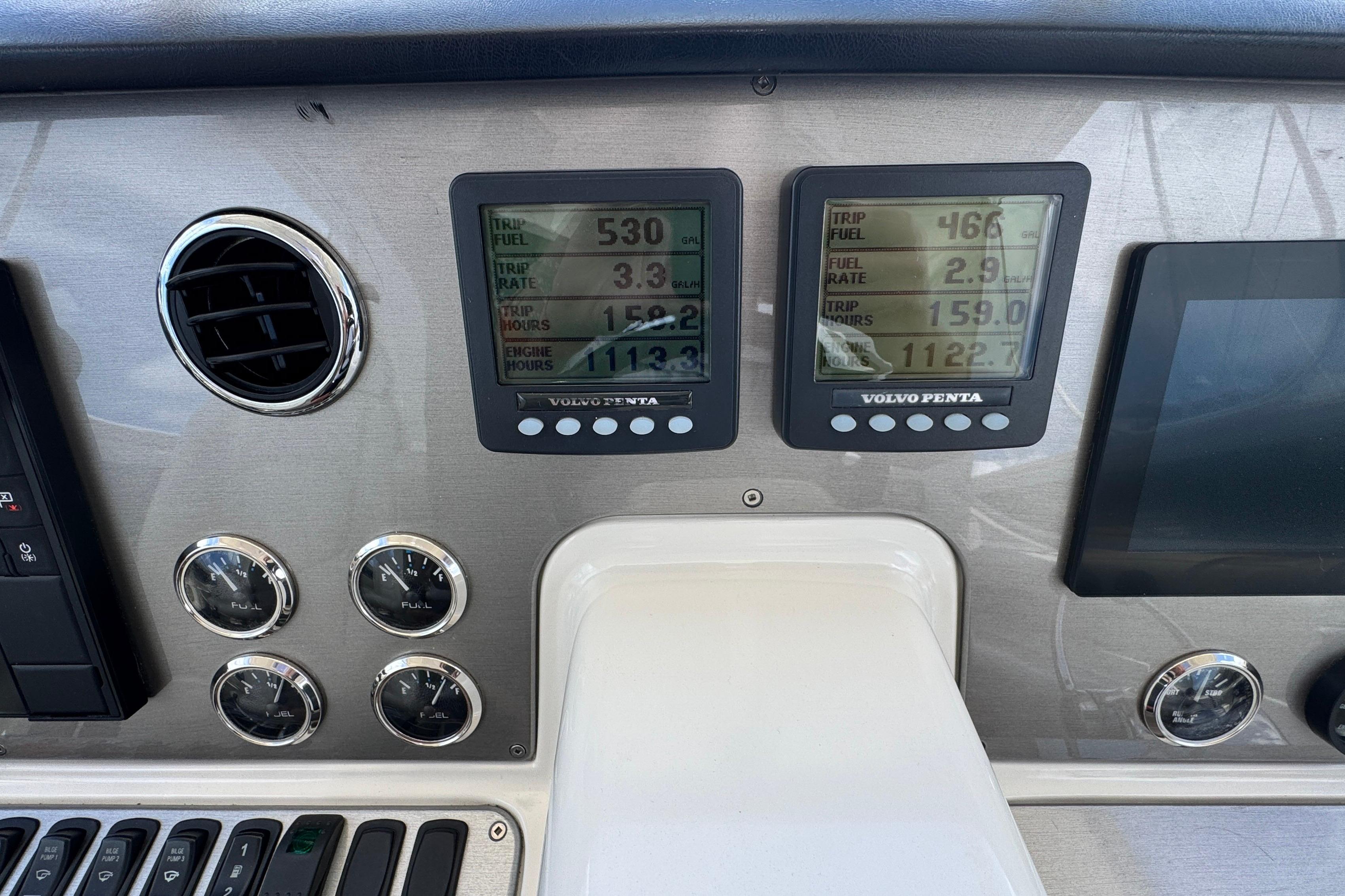 2007 Carver 47 Motor Yacht Digital Displays