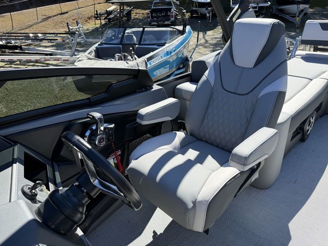 2026 Tahoe Cascade - Quad Lounger Shift Windshield - 17