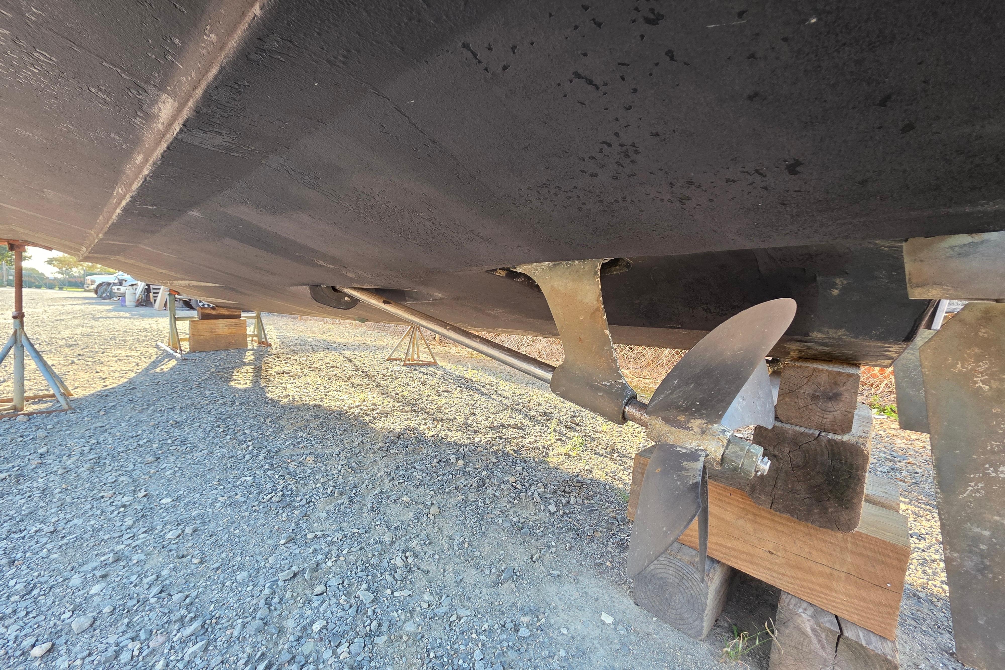 1998 Maxum 3700 SCR boat propeller and hull on dry dock.